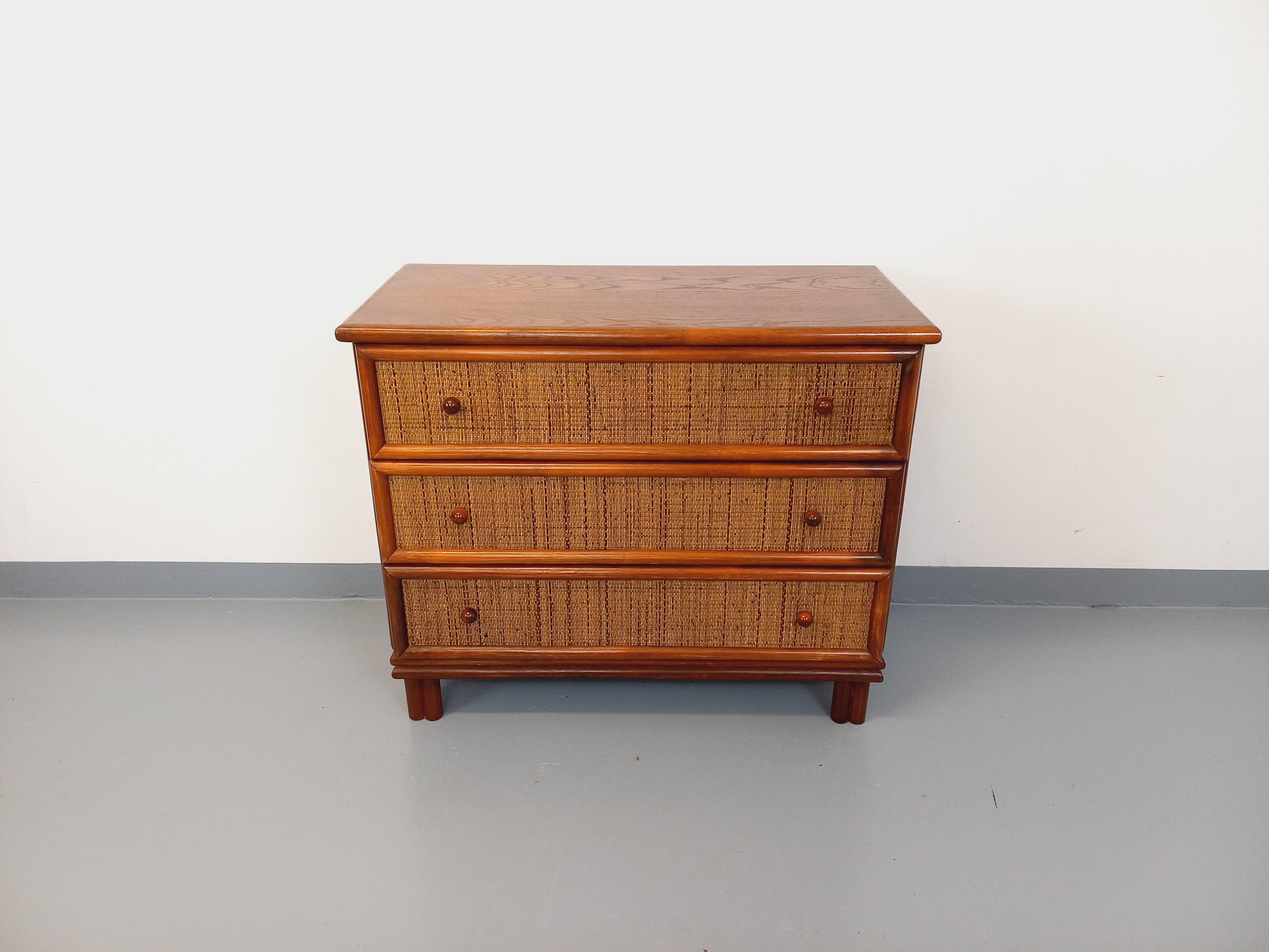 Commode vintage degli anni '70, stile Maugrion, en bois et rotin tressé foncé, 3 tiriirs intérieur bois sans coulisse, jolis pieds à 3 cylindres, très bon état général.
Rif. 250 113
Altezza: 83 cm
Dimensioni: 97 cm
Profondeur : 47 cm
