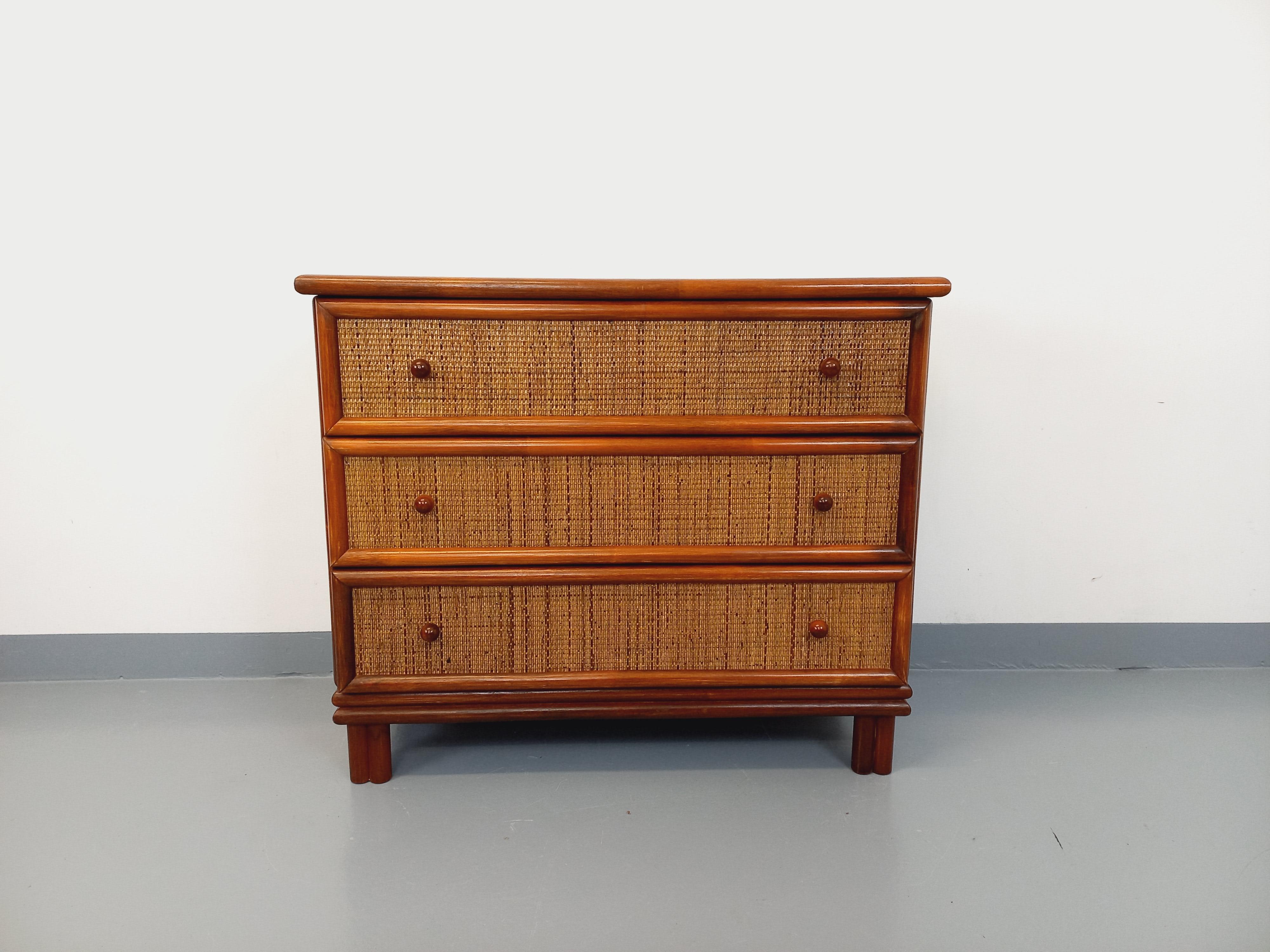 Mid-Century Modern Commode vintage en bois et rotin tressé des années 70