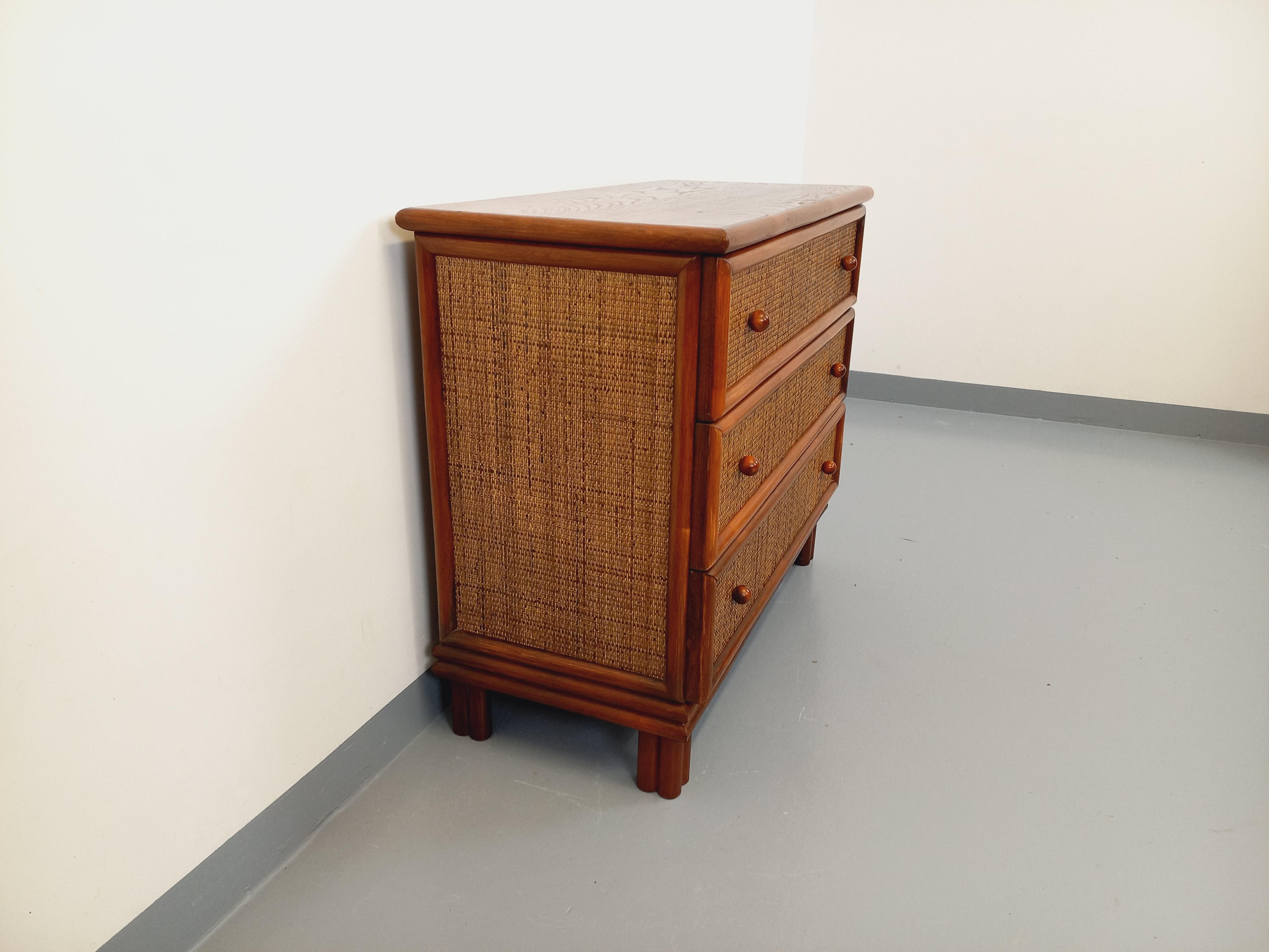 Commode vintage en bois et rotin tressé des années 70 In Good Condition In BESANÇON, FR