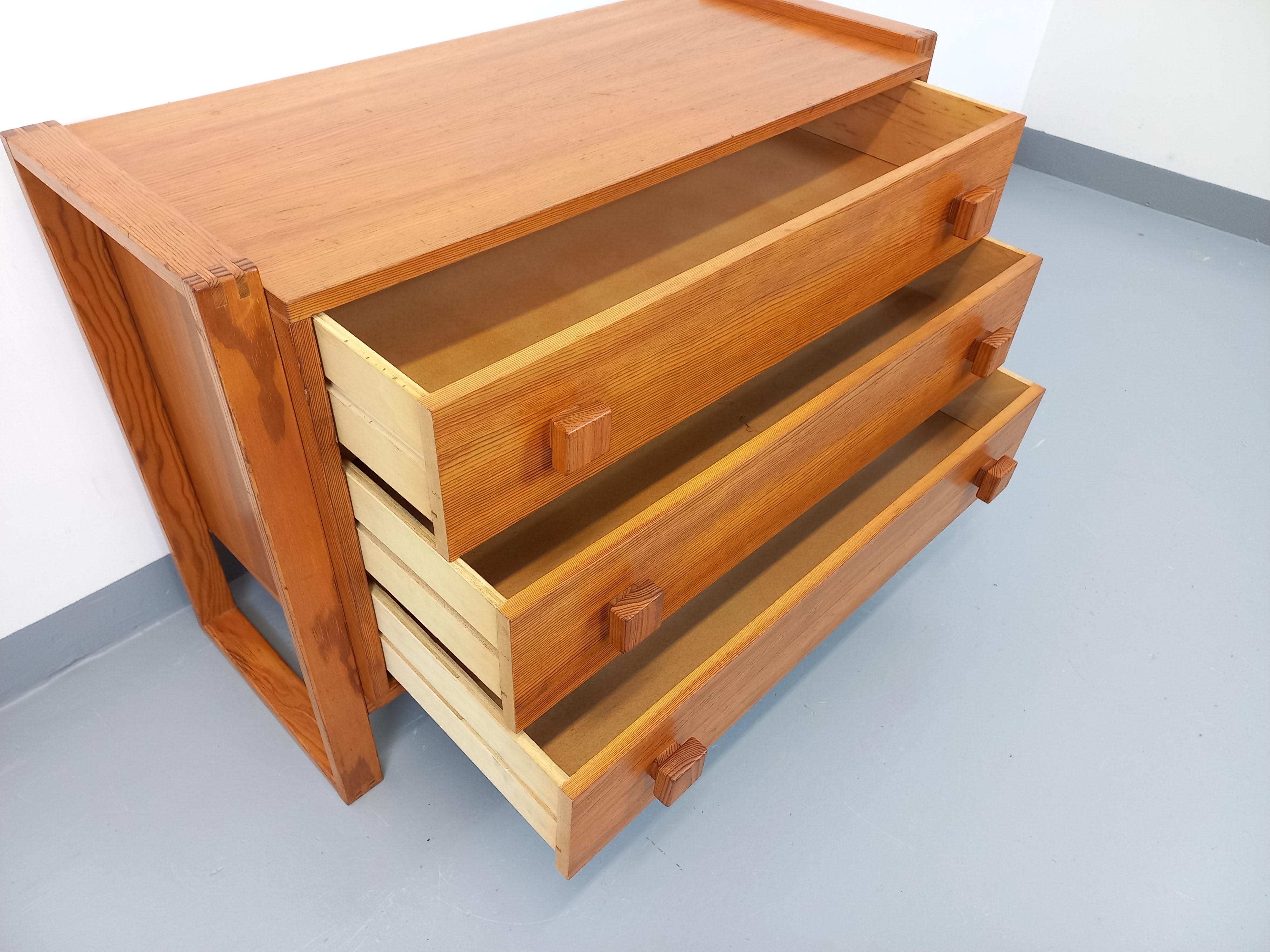 Commode vintage pieds traîneau en bois de pin degli anni '70 in vendita 3