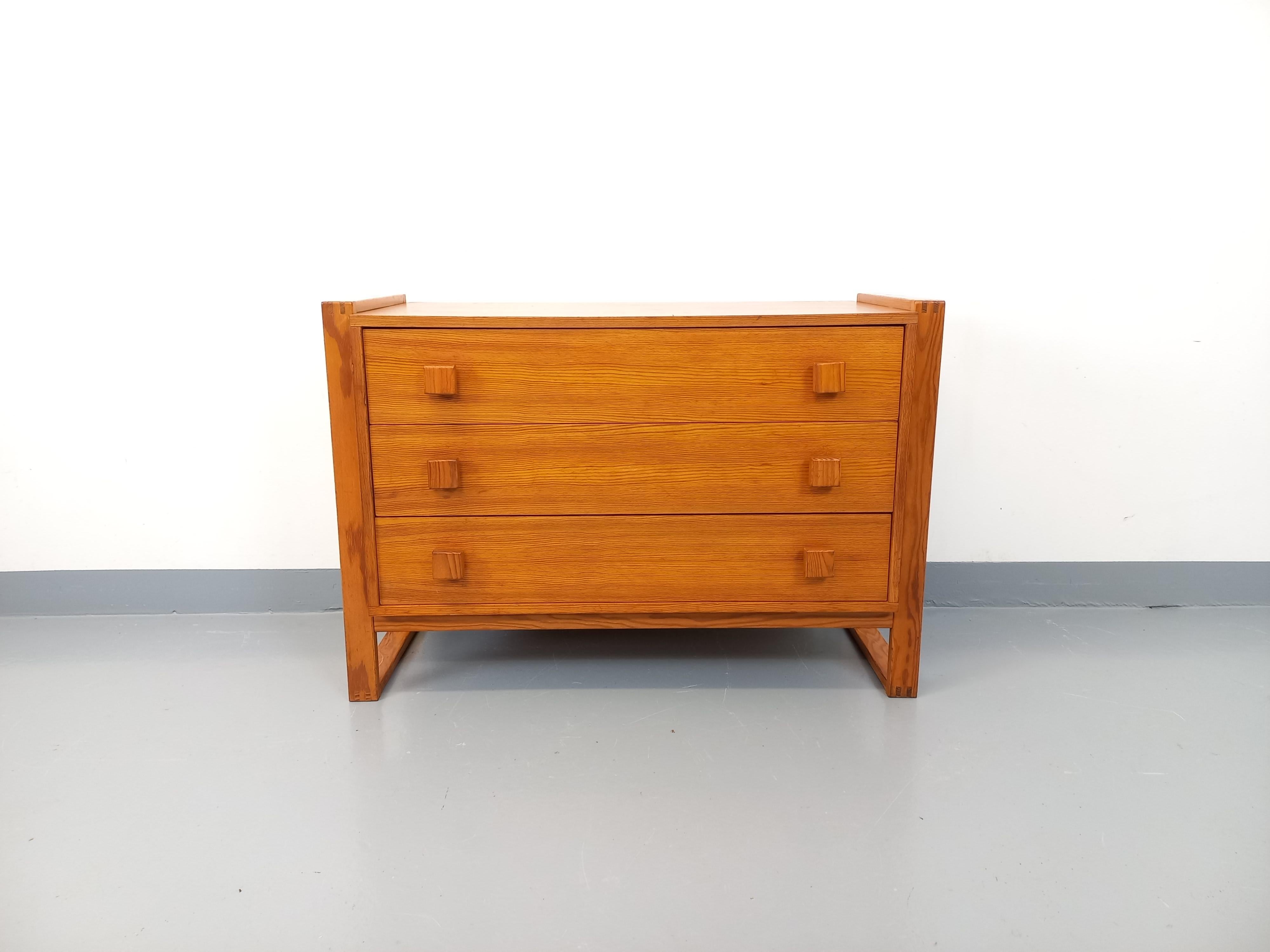 Commode vintage pieds traîneau en bois de pin degli anni '70 in vendita 4