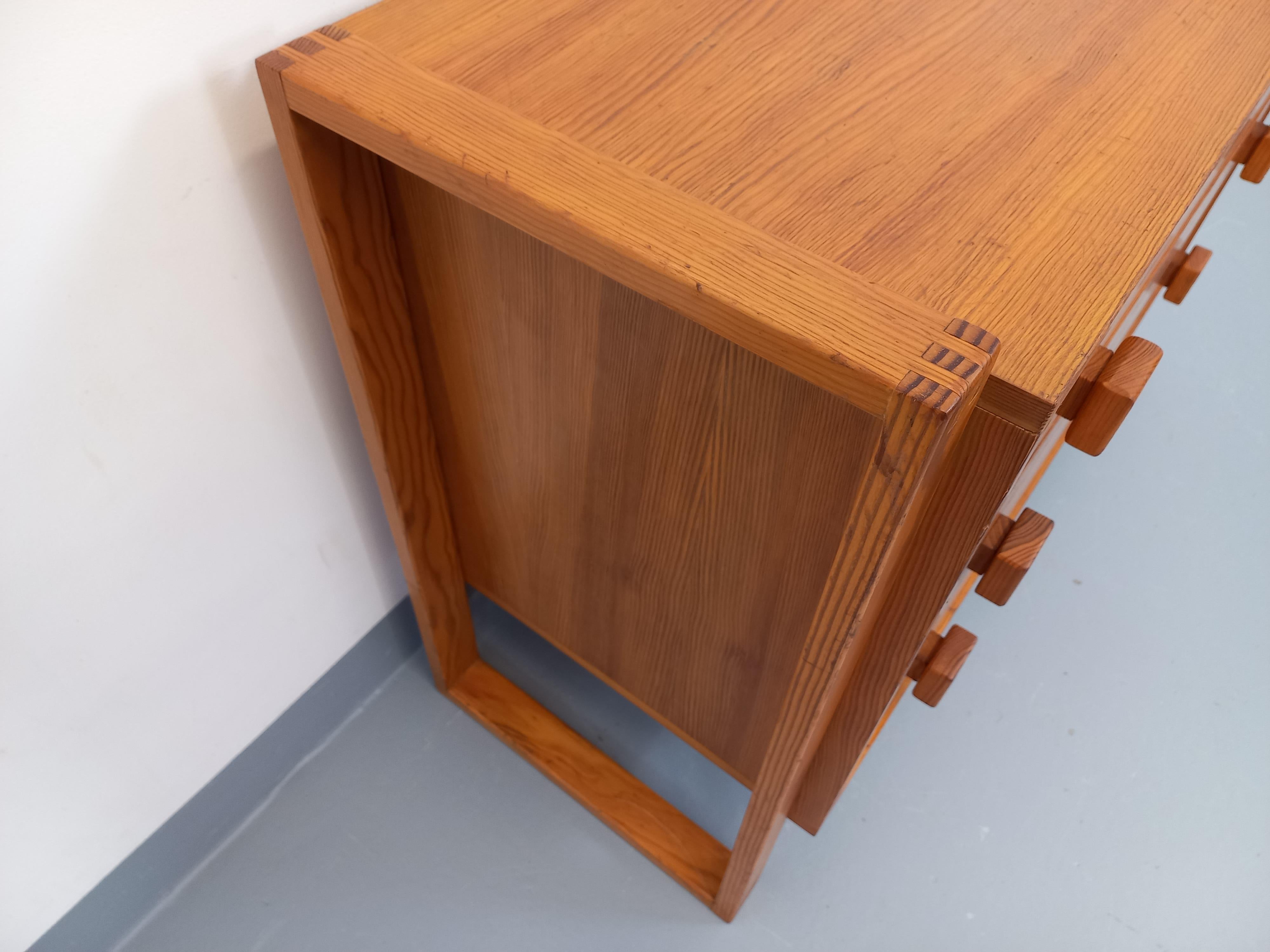 Commode vintage pieds traîneau en bois de pin degli anni '70 in vendita 6