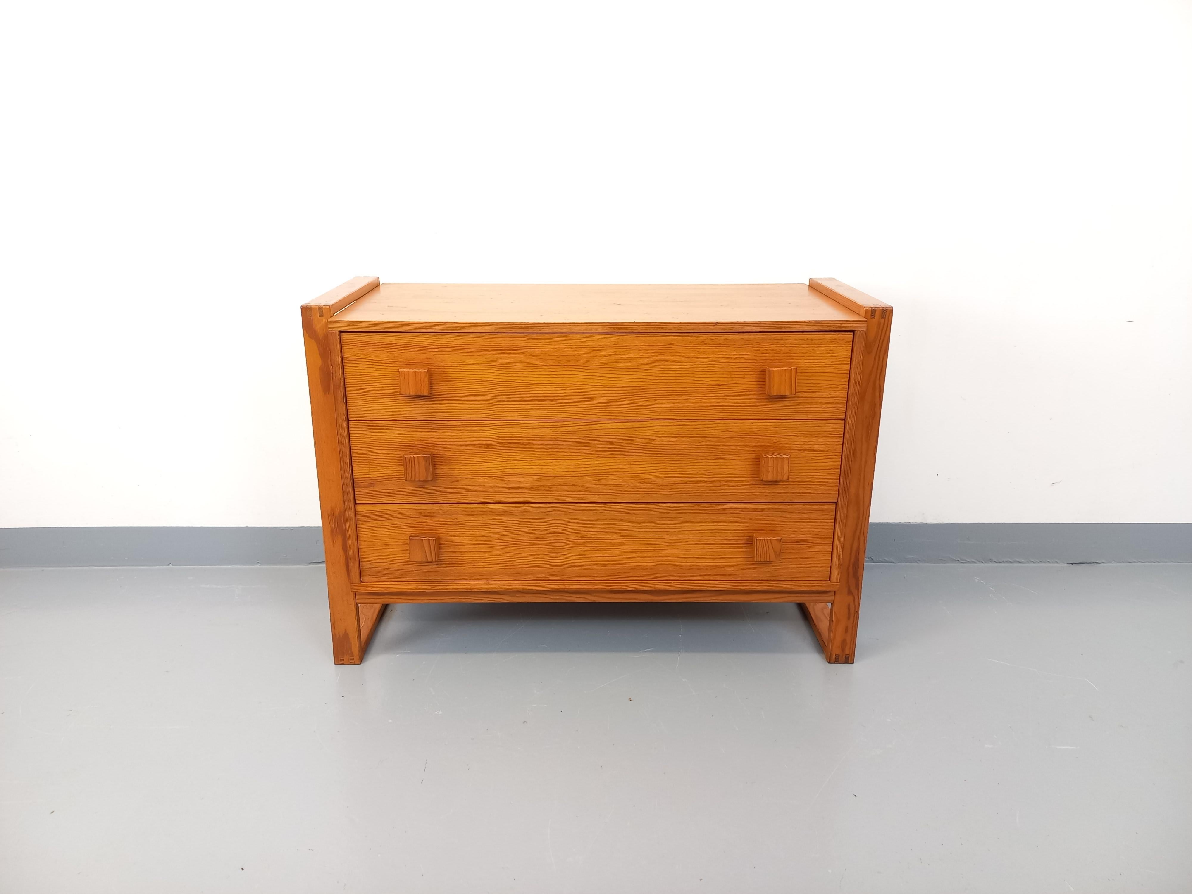 Commode vintage degli anni '70, bel lavoro nel segno di Pierre Chapo o Charlotte Perriand, in bois de pin, pieds traîneau originaux, joli design des poignées, 3 tiroirs, bon état général avec signes et marques du temps qui passe.
Rif. 250