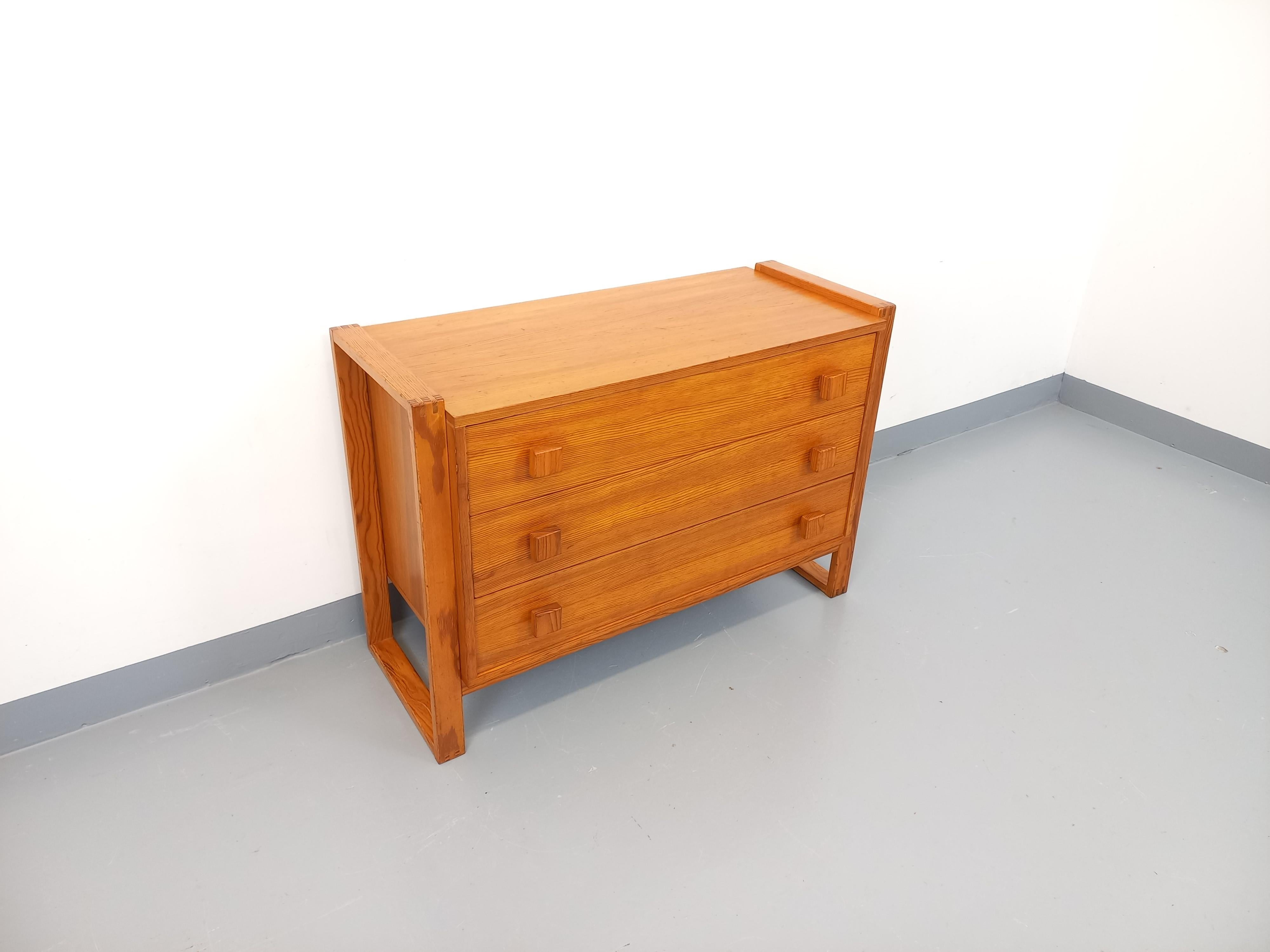 Mid-Century moderno Commode vintage pieds traîneau en bois de pin degli anni '70 in vendita