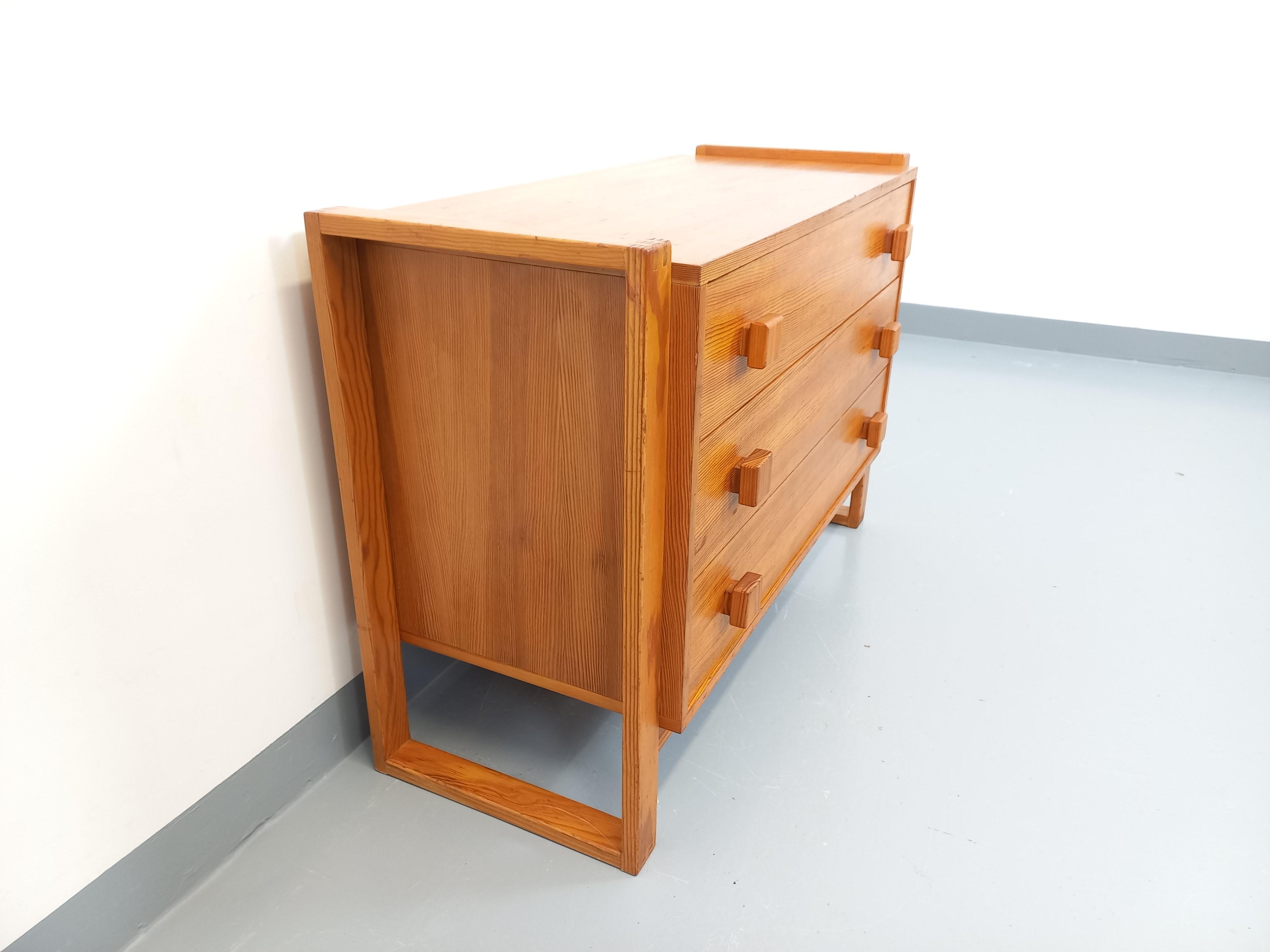 Commode vintage pieds traîneau en bois de pin degli anni '70 In condizioni buone in vendita a BESANÇON, FR