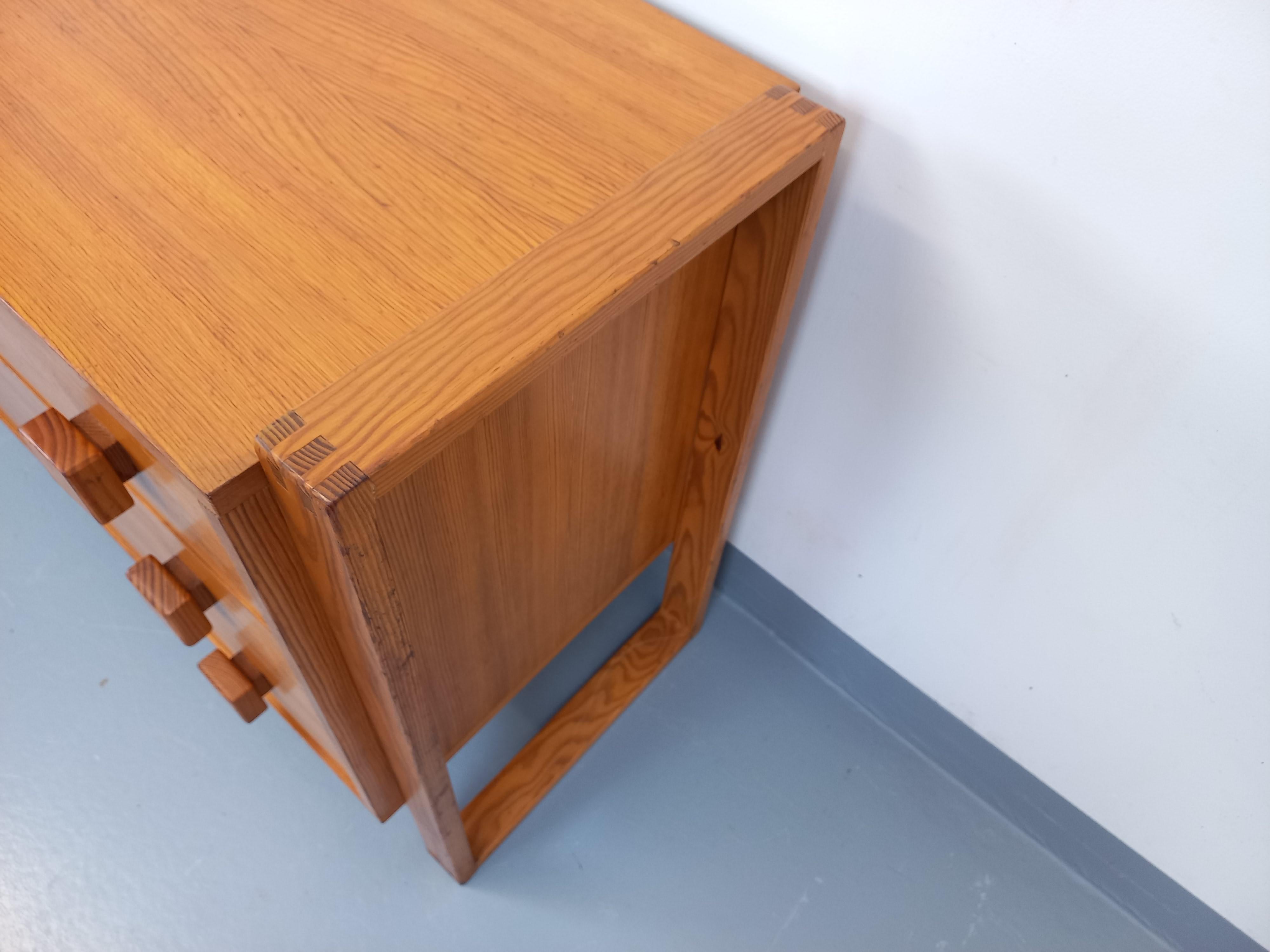 Pino Commode vintage pieds traîneau en bois de pin degli anni '70 in vendita