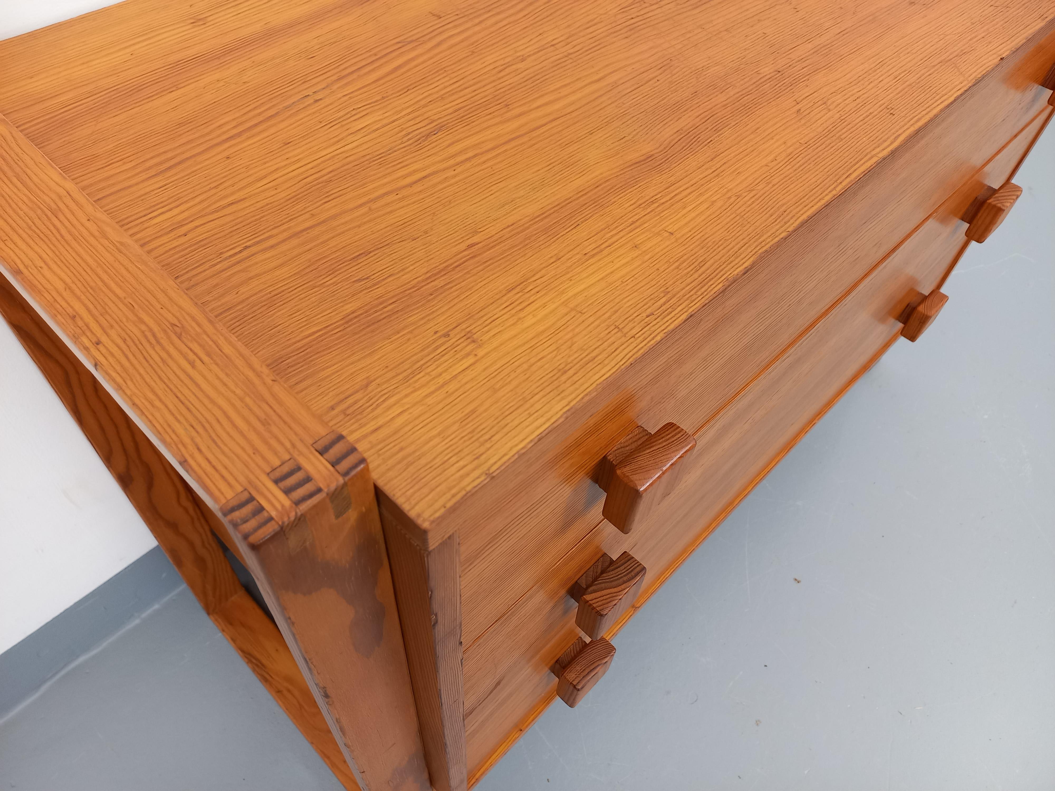 Commode vintage pieds traîneau en bois de pin degli anni '70 in vendita 1