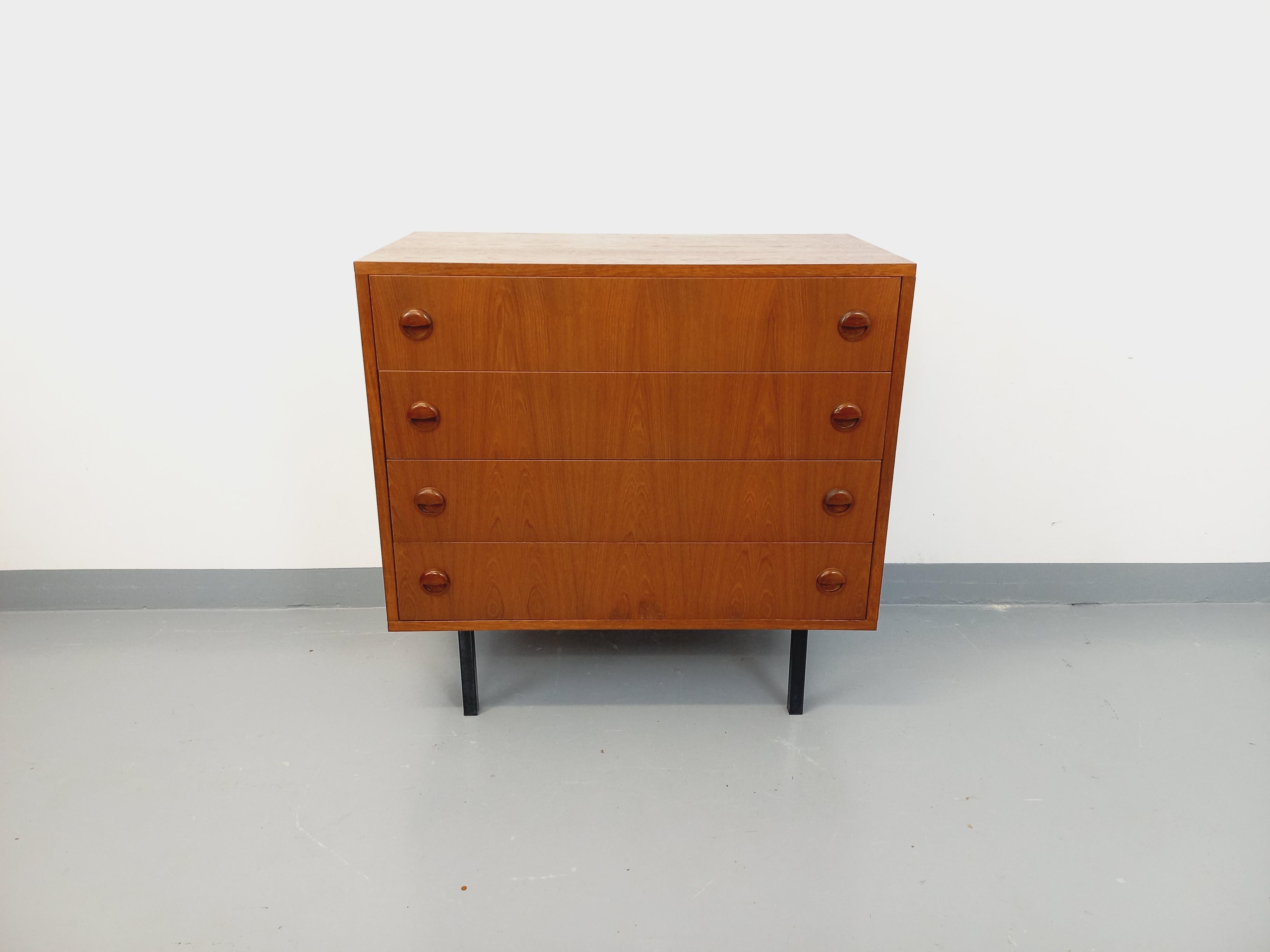 Kommode vintage style scandinave en teck et métal noir des années 60 im Angebot 4