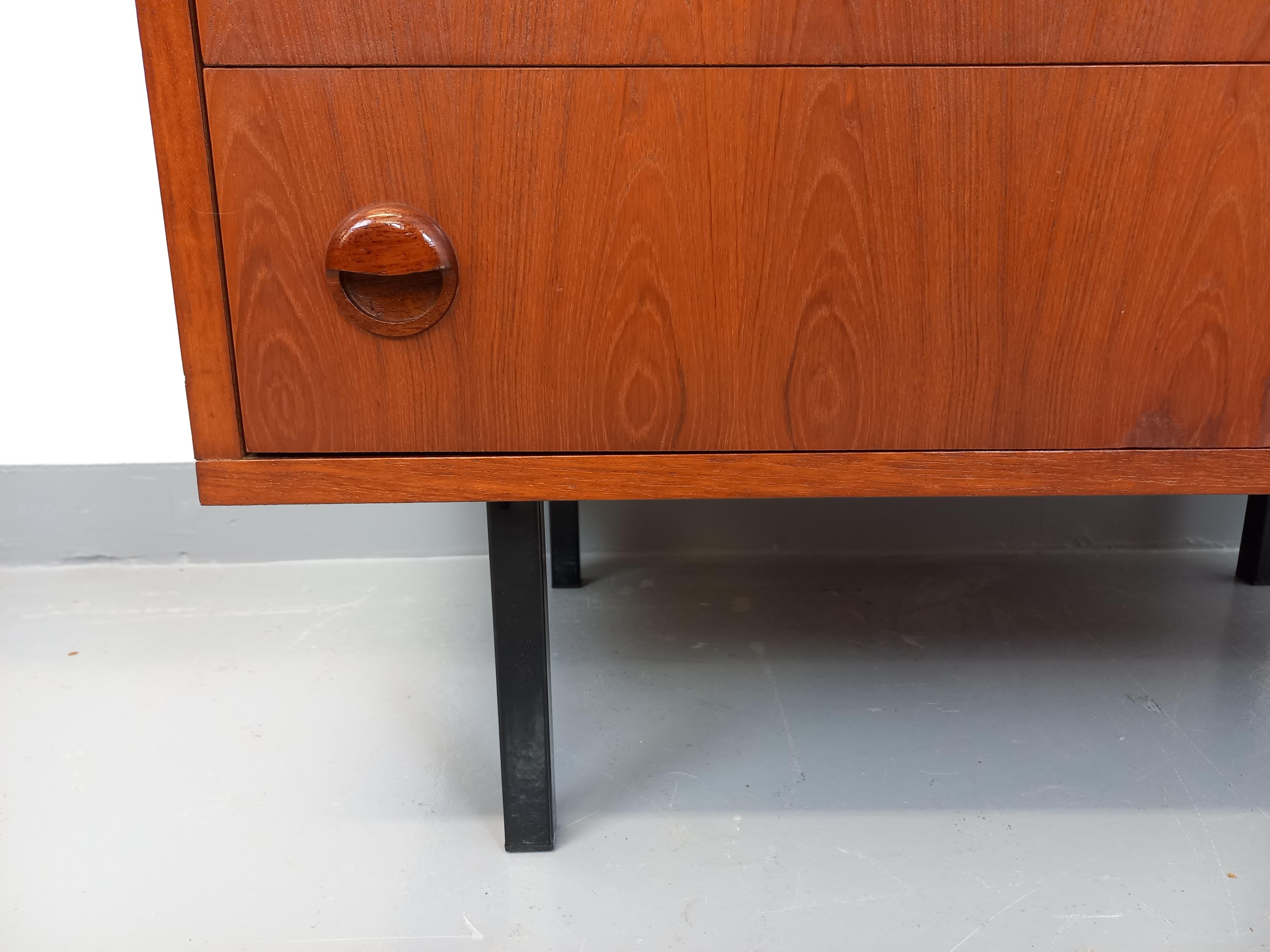 Kommode im skandinavischen und modernen Stil der 60er Jahre, im Stil der Kommoden ARP Minvielle oder Philippon et Lecoq, aus Teakholz, Füße aus schwarzem Metall, 4 Schubladen mit sehr schönen, halbmondförmigen Boutons, Unterseite der Klappen aus