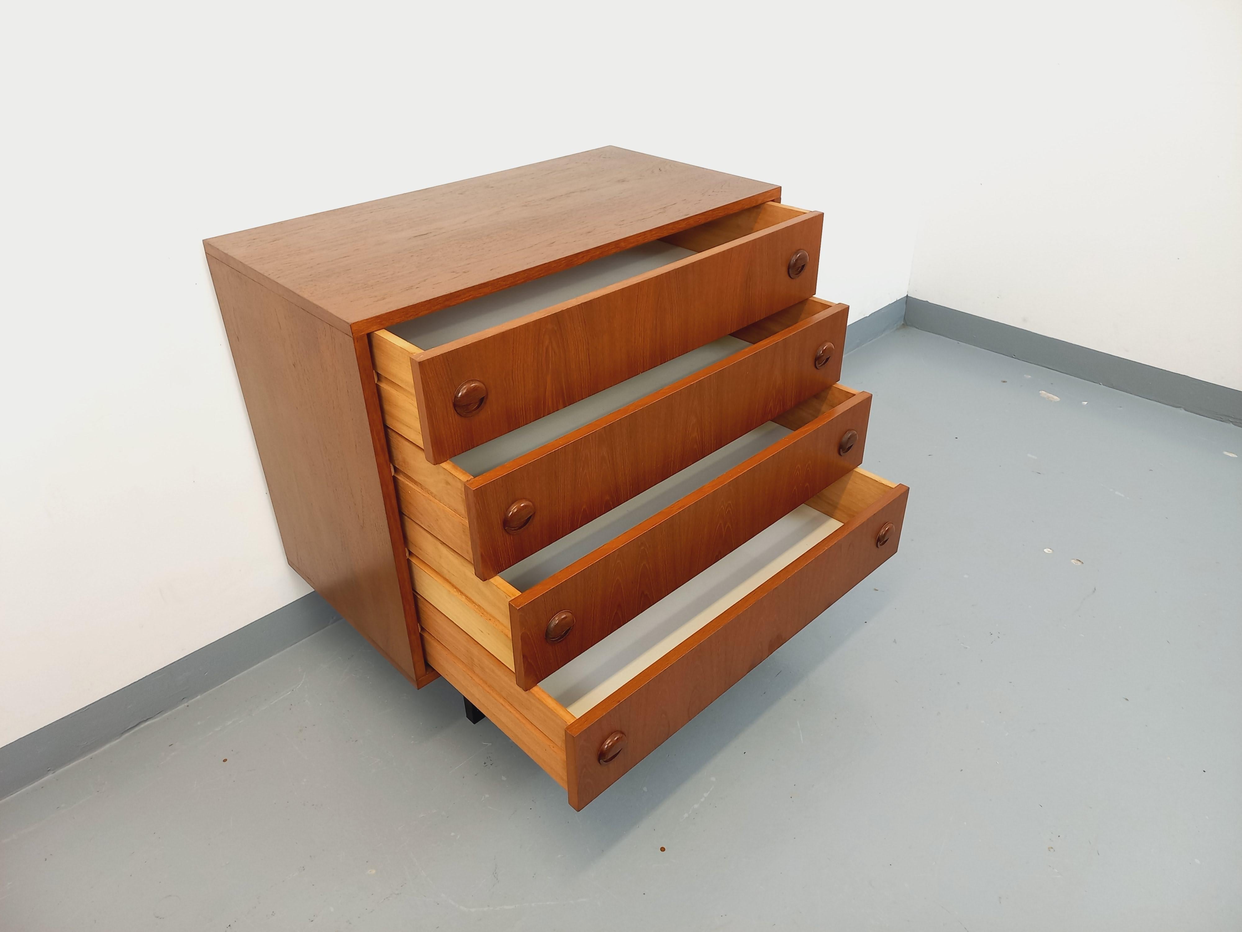 Kommode vintage style scandinave en teck et métal noir des années 60 (Skandinavische Moderne) im Angebot