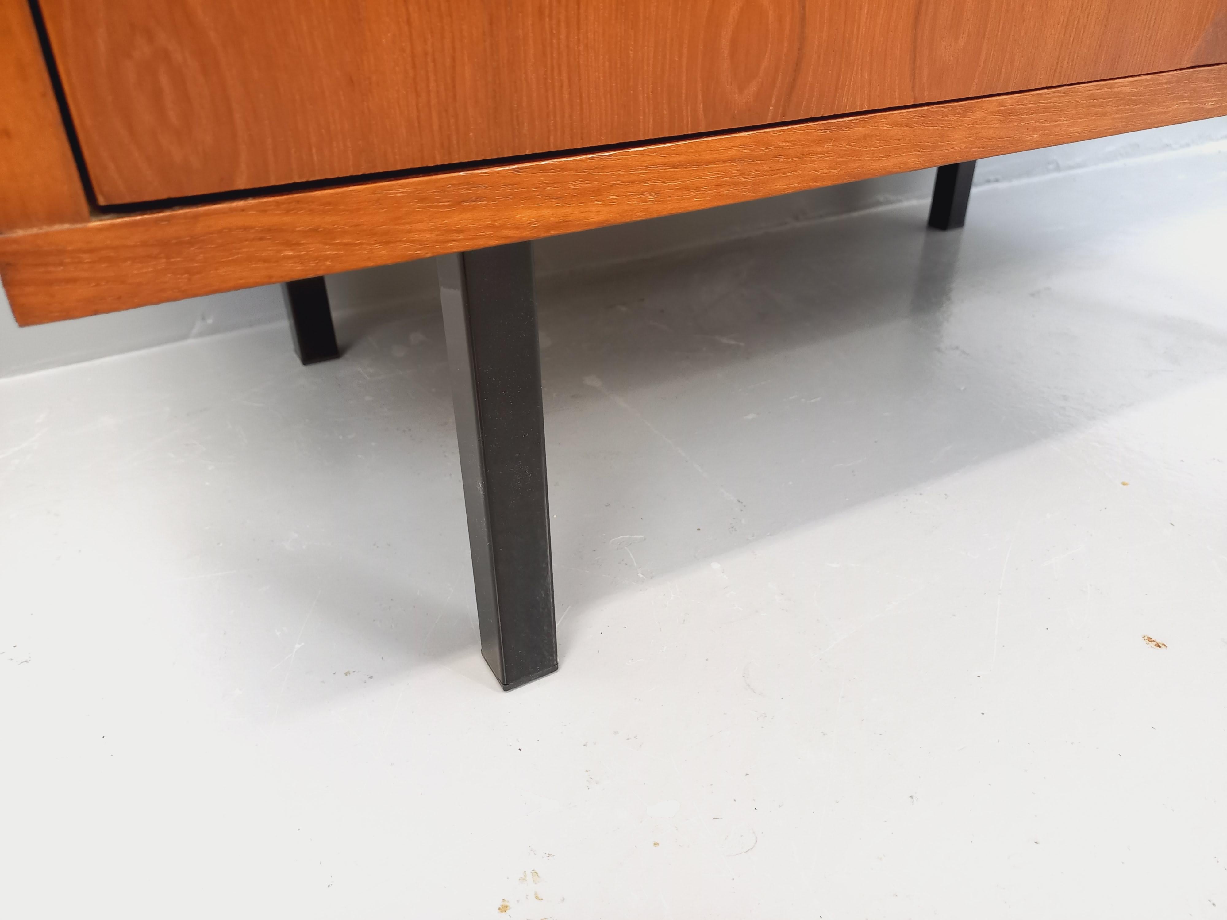 Kommode vintage style scandinave en teck et métal noir des années 60 (Skandinavisch) im Angebot