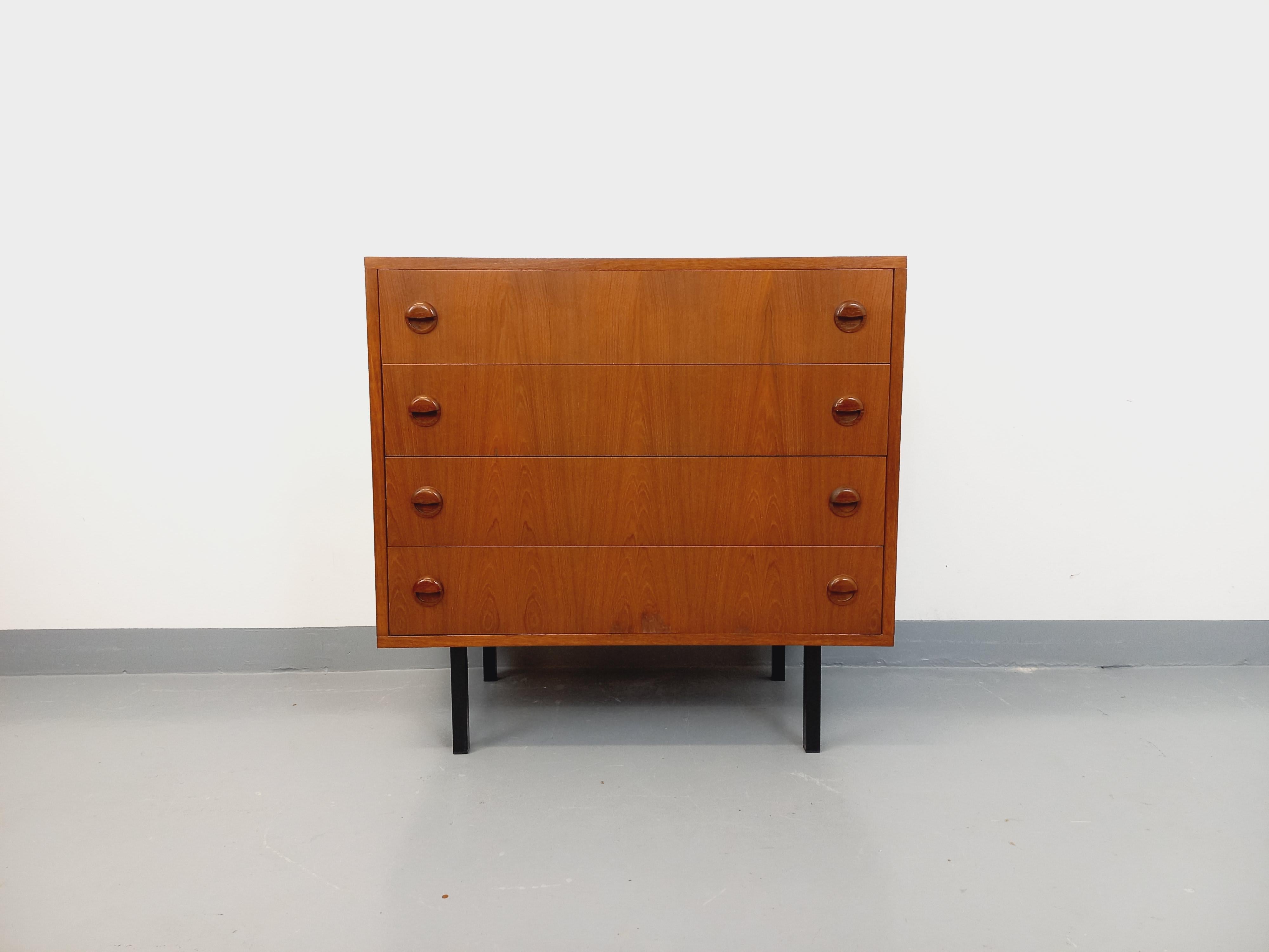 Kommode vintage style scandinave en teck et métal noir des années 60 (Mitte des 20. Jahrhunderts) im Angebot