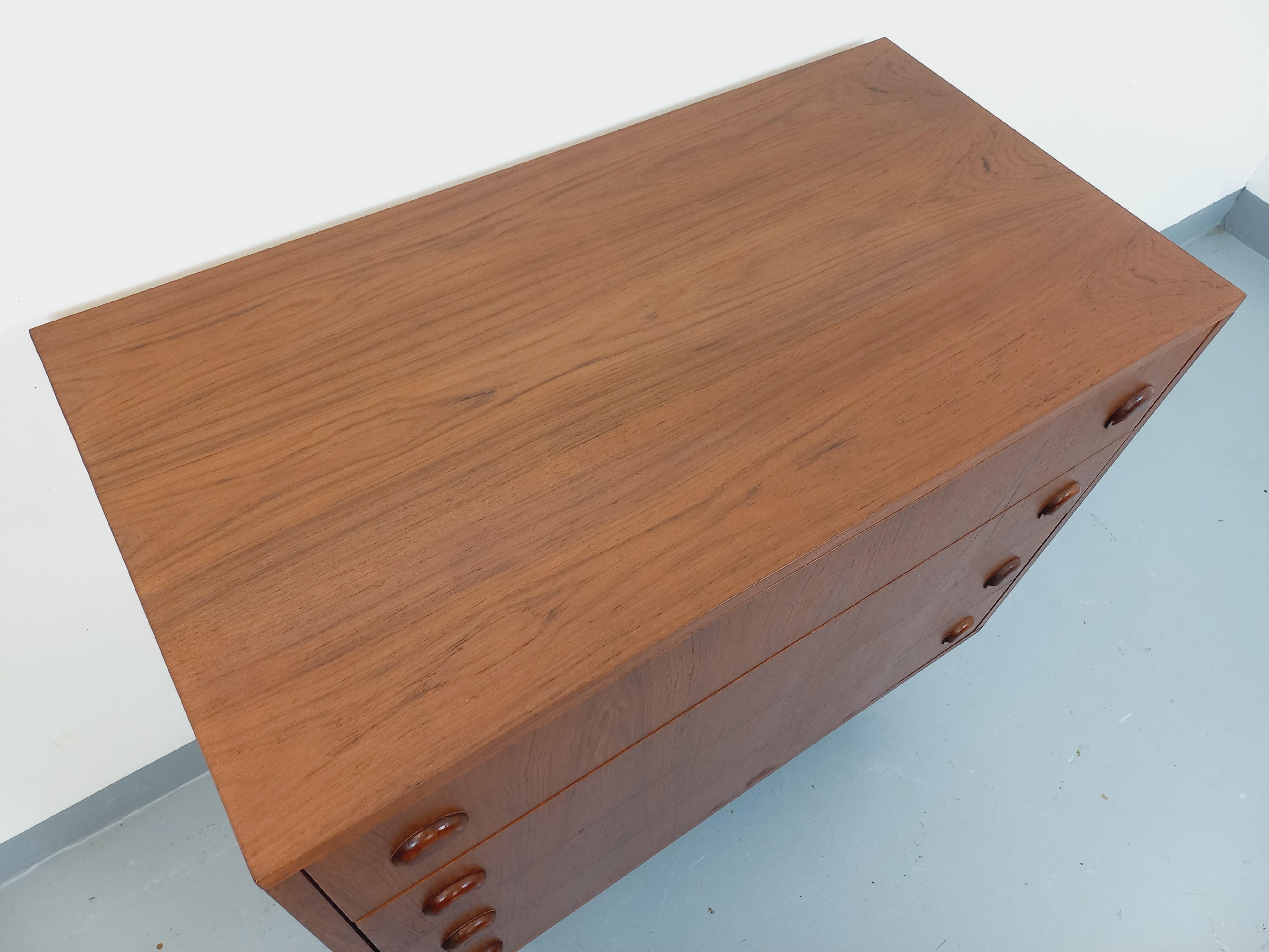 Kommode vintage style scandinave en teck et métal noir des années 60 (Teakholz) im Angebot