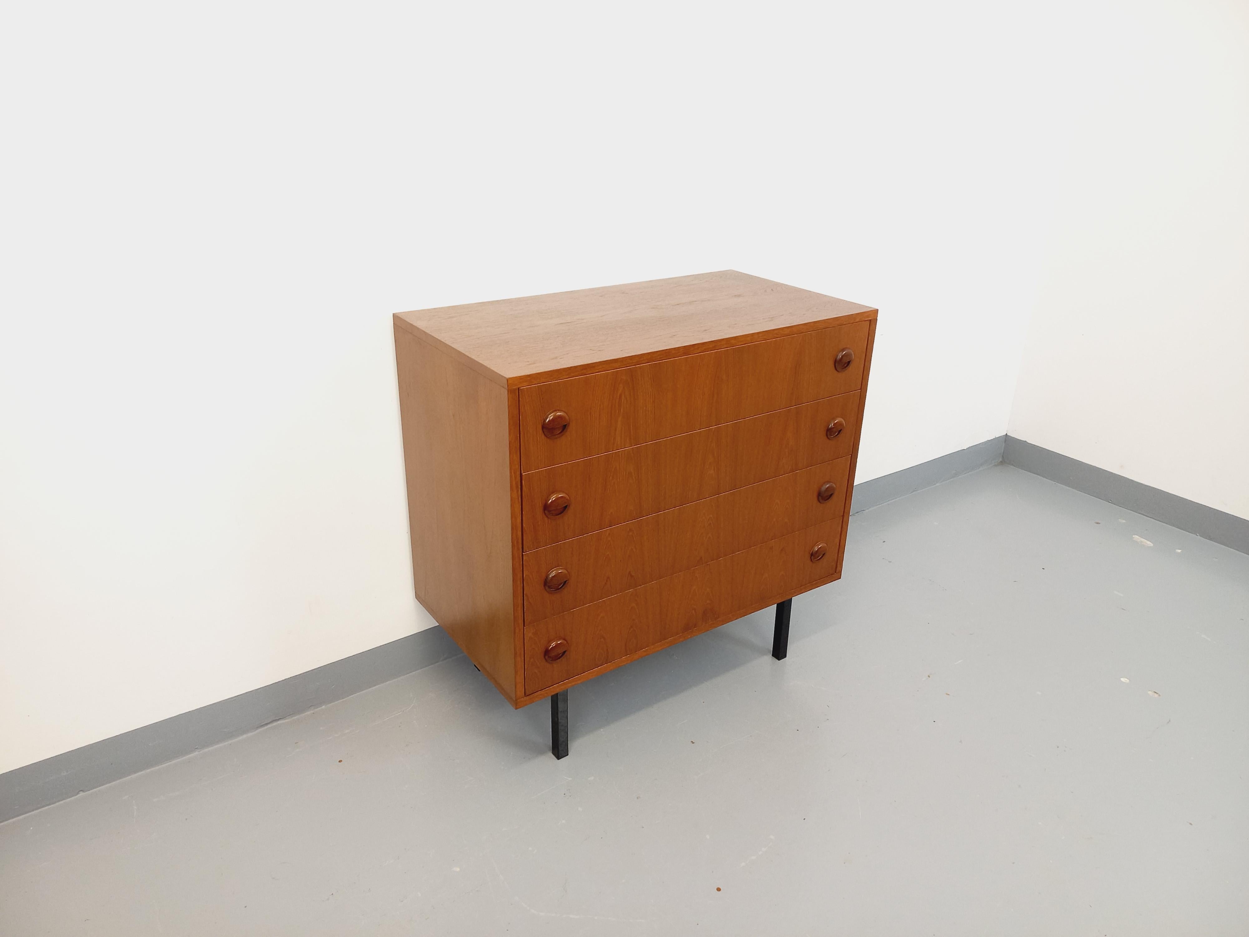 Kommode vintage style scandinave en teck et métal noir des années 60 im Angebot 2