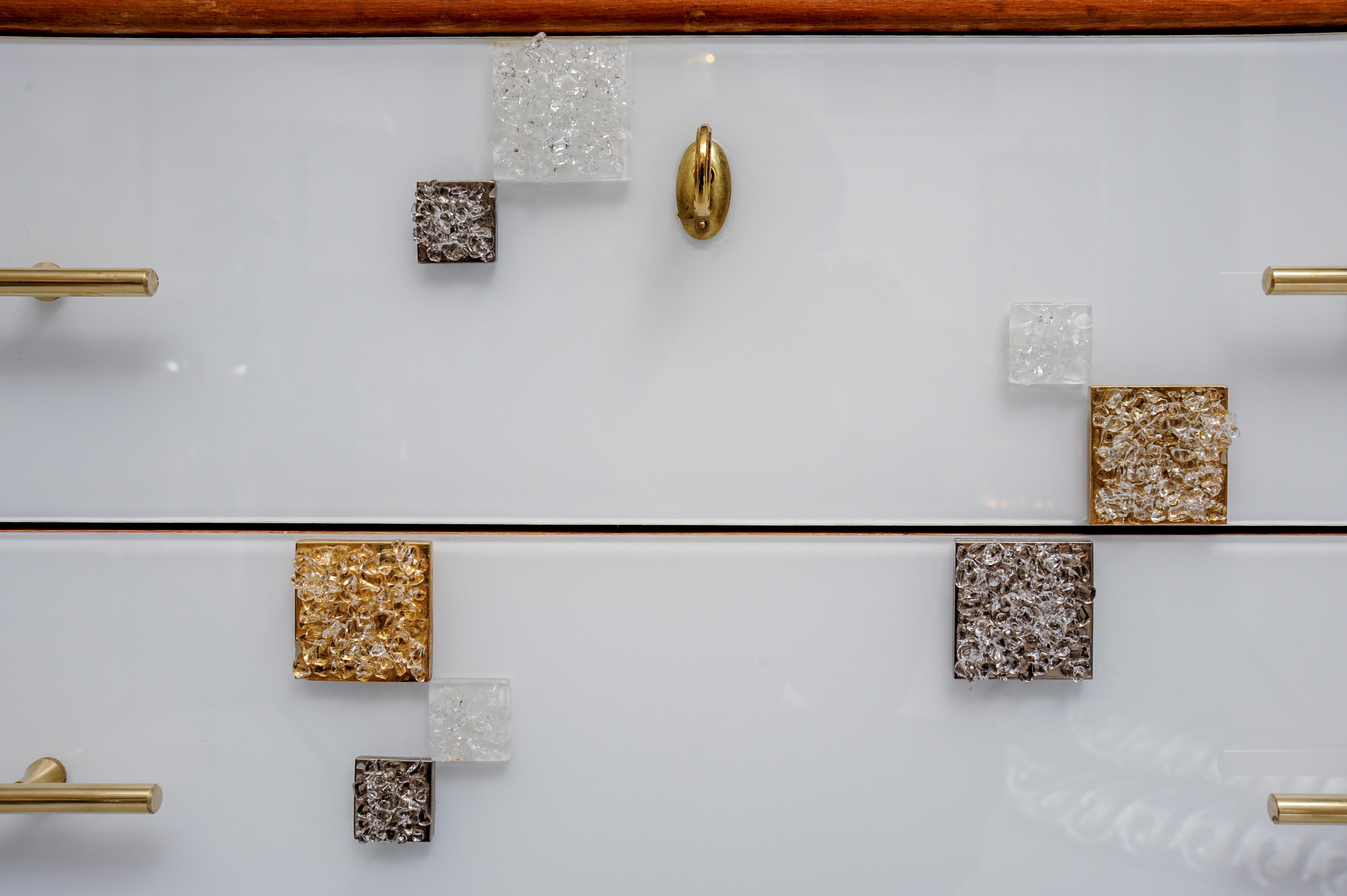 Kommode mit drei Schubladen aus satiniertem Glas und Anwendungen aus Muranoglas (Ende des 20. Jahrhunderts) im Angebot