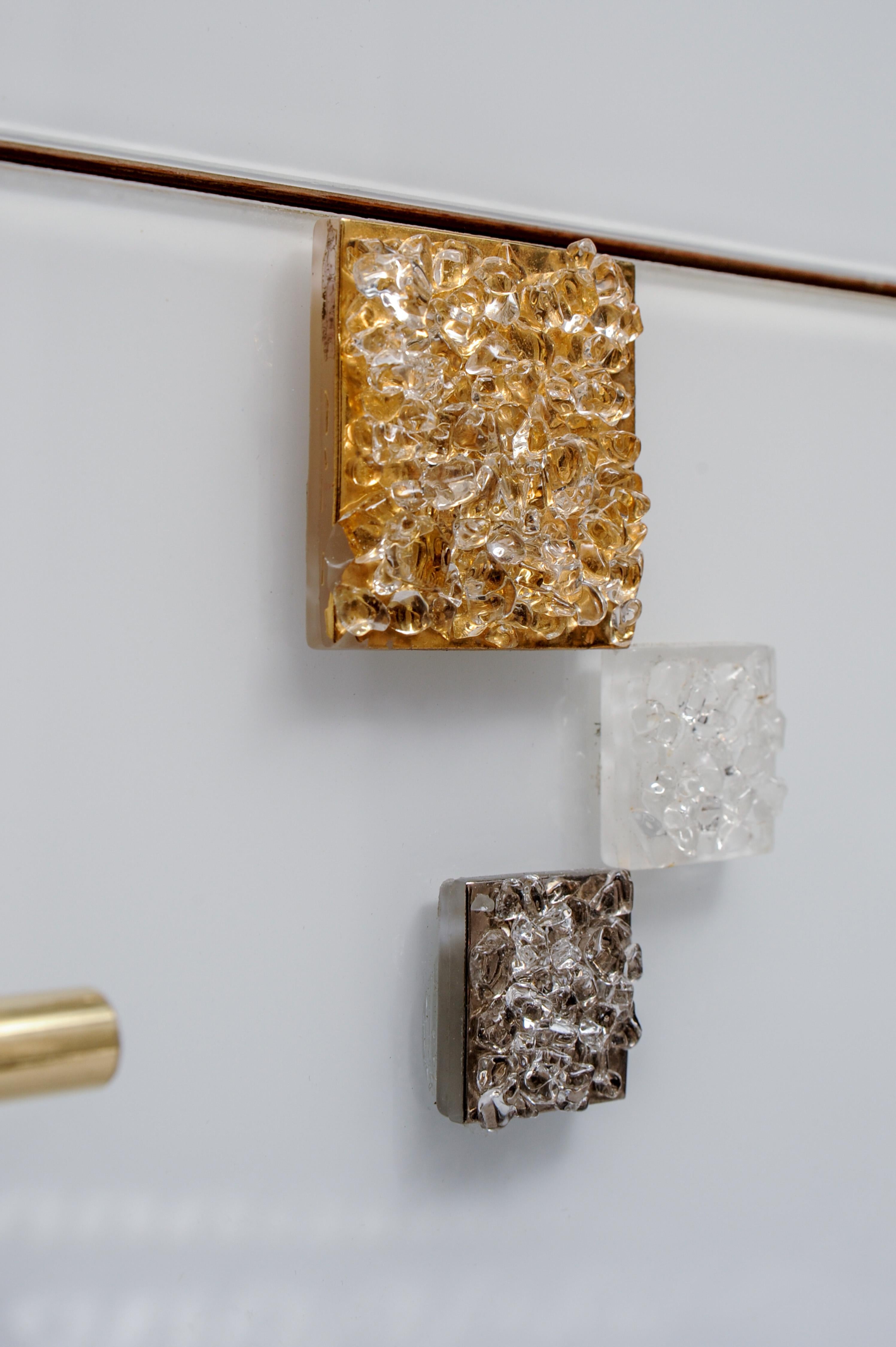 Ottone Comò con tre cassetti in vetro colorato e applicazioni in vetro di Murano in vendita