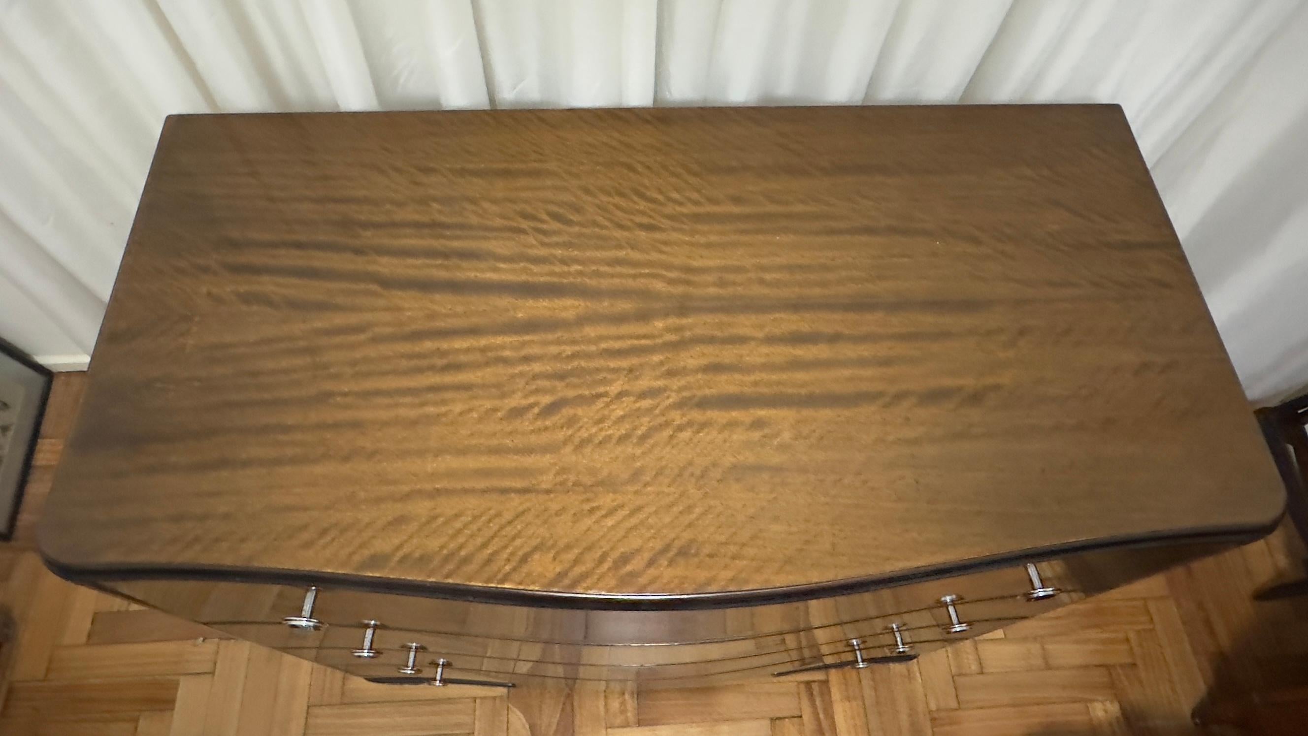 Materiale: Wood 
Stile: Art Deco francese
Se vuoi vivere gli anni d'oro, questo è l'armadio di cui ha bisogno il tuo progetto.
Dal 1982 siamo specializzati nella vendita di oggetti in stile Art Déco, Art Nouveau e Vintage. Per qualsiasi domanda