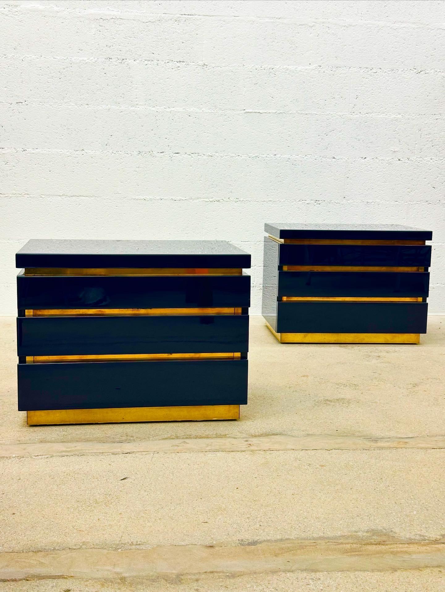 2 commodes vintage en laque bleue et laiton de Jean Claude Mahey, fabriquées en France, 1970 60/46/46cm en parfait état.  
Les cuivres sont parfaitement patinés et la laque est en parfait état. 
Vraiment, ces 2 coffres sont incroyables. 