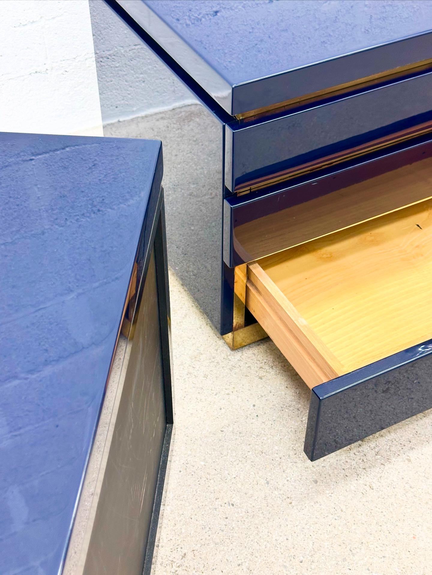 Commoes laqué bleu et laiton Jean Claude Mahey fabriqué en France 1970 Bon état - En vente à Genève, GE