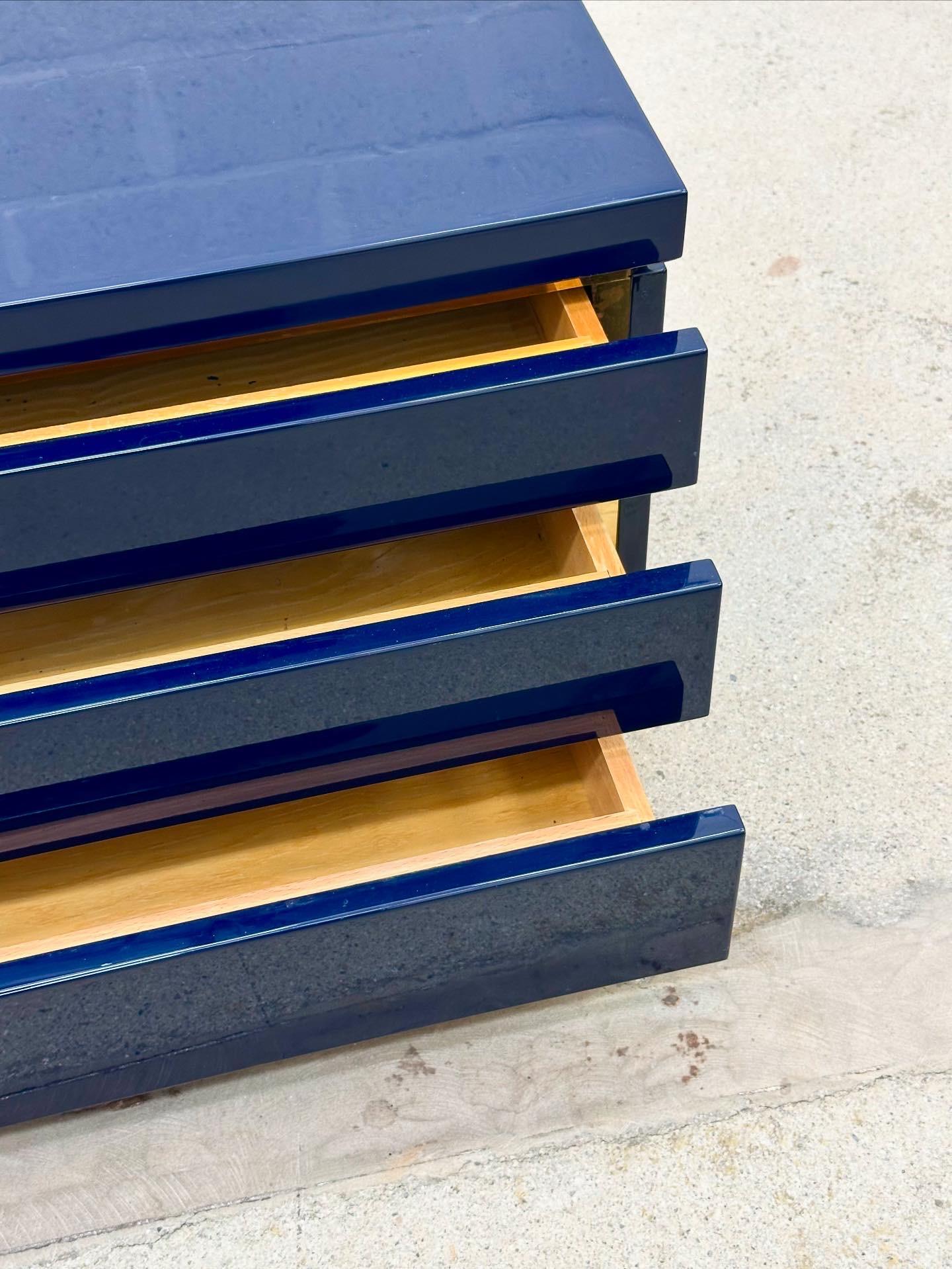 Fin du 20e siècle Commoes laqué bleu et laiton Jean Claude Mahey fabriqué en France 1970 en vente