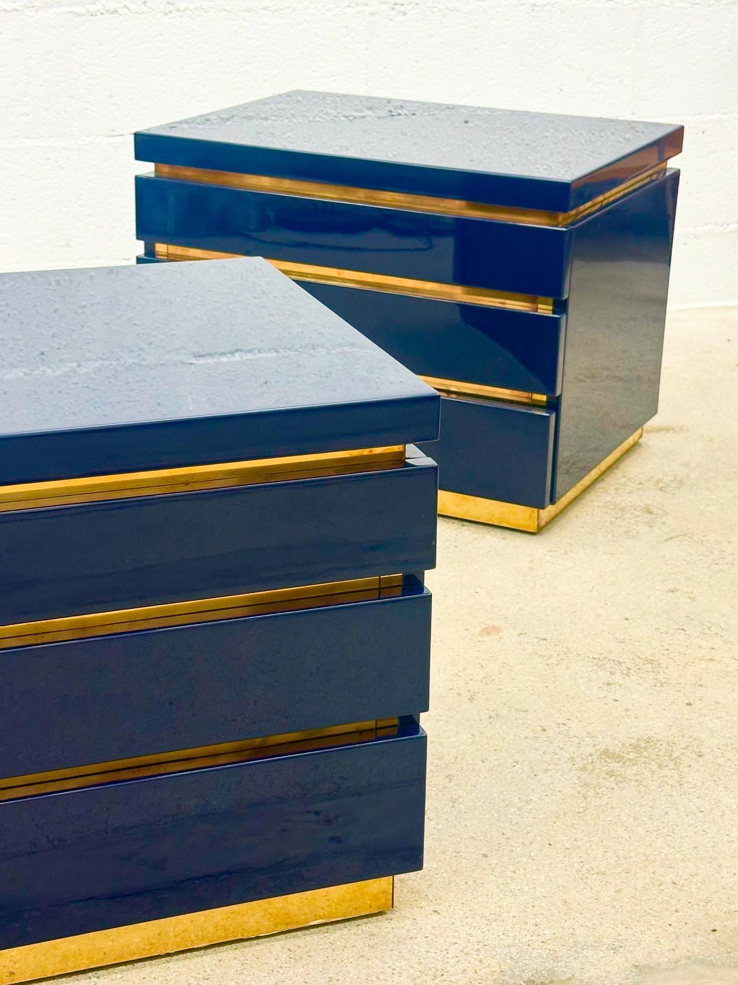 Commoes laqué bleu et laiton Jean Claude Mahey fabriqué en France 1970 en vente 2