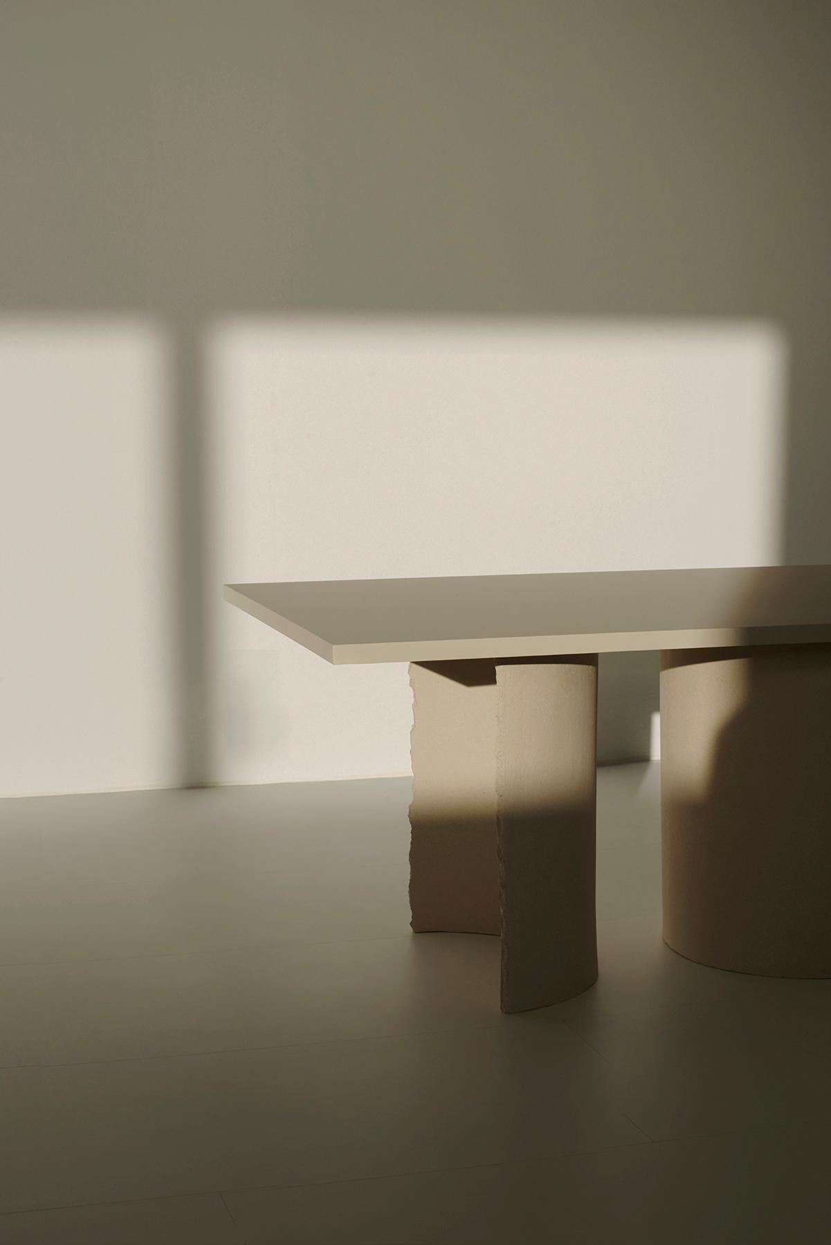 Gemeinsame Anstrengung Handgeformter Tisch aus schwarzem Ton von Sanna Völker im Angebot 4