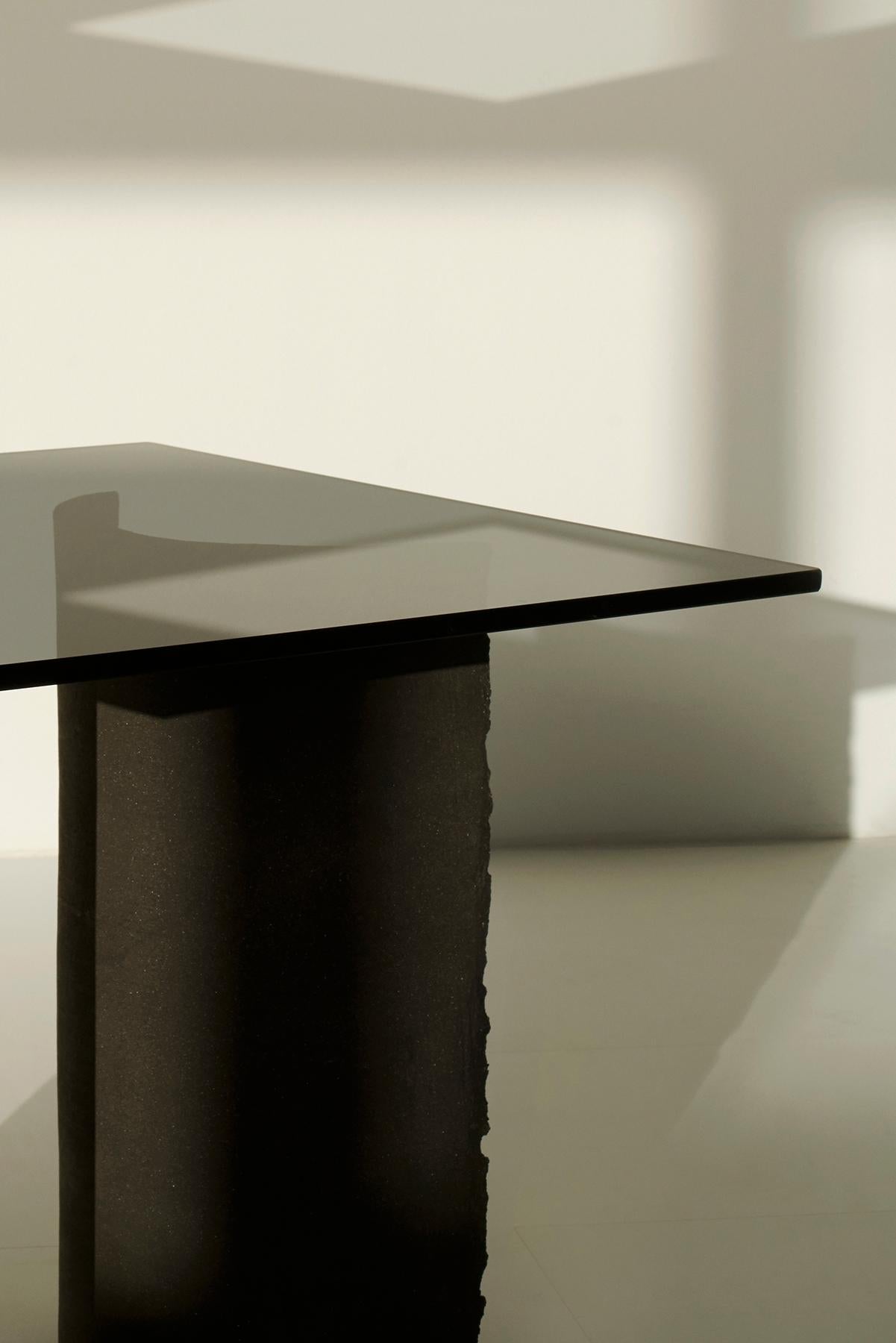 Gemeinsame Anstrengung Handgeformter Tisch aus schwarzem Ton von Sanna Völker (Organische Moderne) im Angebot
