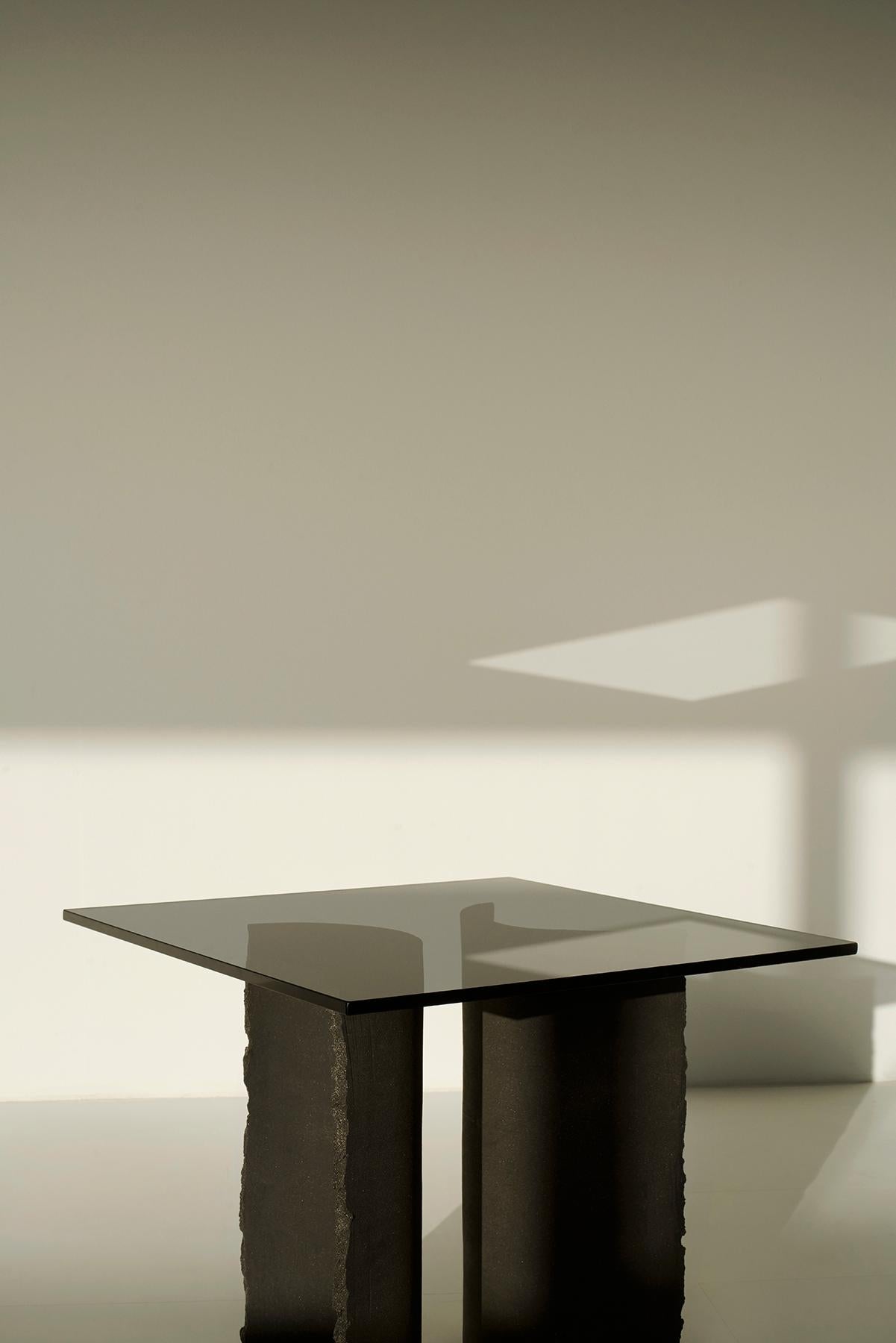 Gemeinsame Anstrengung Handgeformter Tisch aus schwarzem Ton von Sanna Völker (Schwedisch) im Angebot