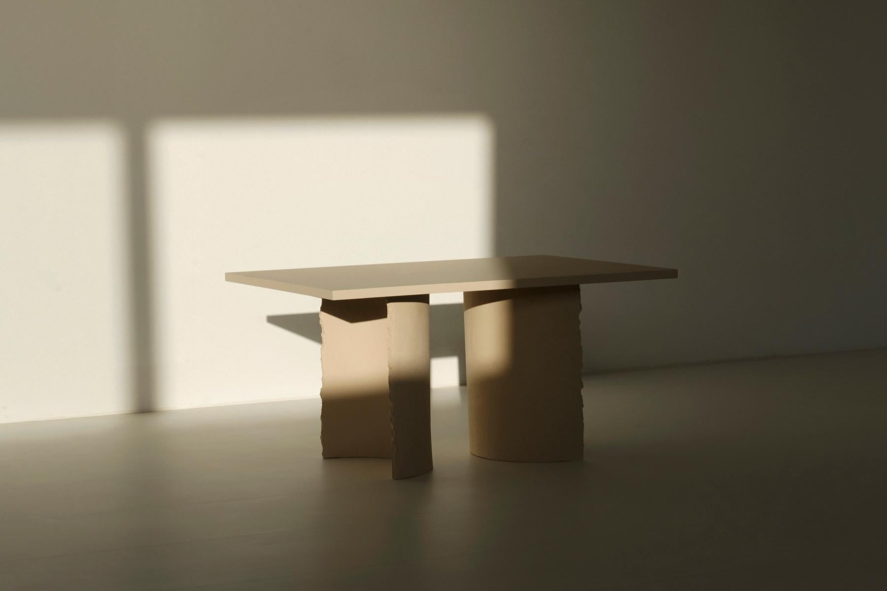 Gemeinsame Anstrengung Handgeformter Tisch aus schwarzem Ton von Sanna Völker im Angebot 2