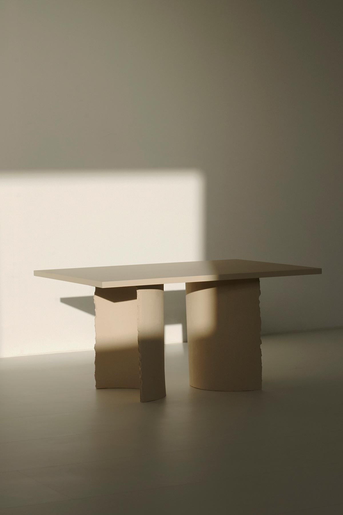 Gemeinsame Anstrengung Handgeformter Tisch aus schwarzem Ton von Sanna Völker im Angebot 3