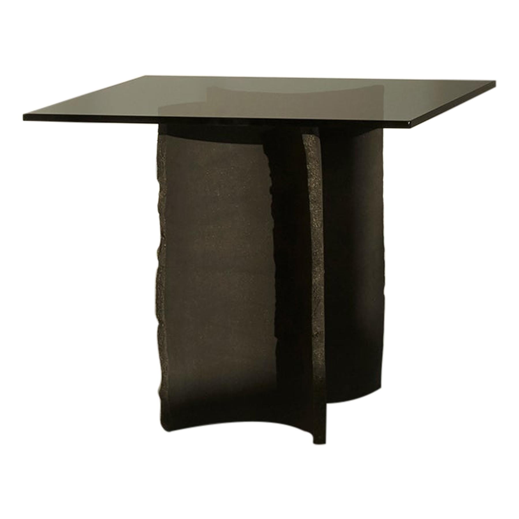 Gemeinsame Anstrengung Handgeformter Tisch aus schwarzem Ton von Sanna Völker im Angebot