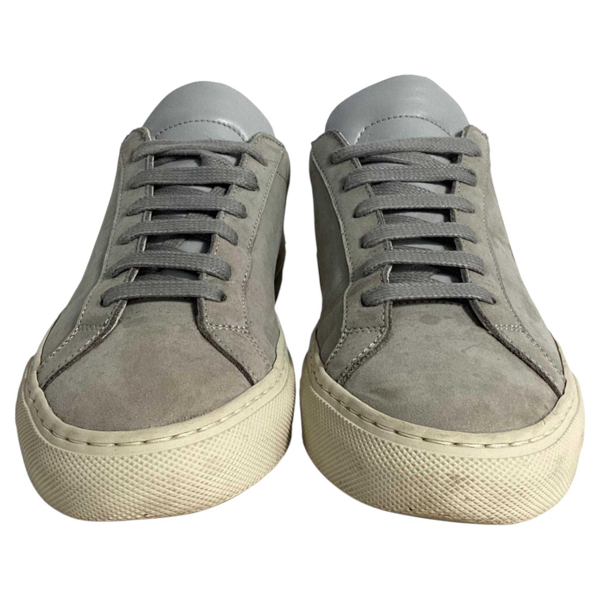 Baskets basses Achilles de Common Projects en daim gris en vente