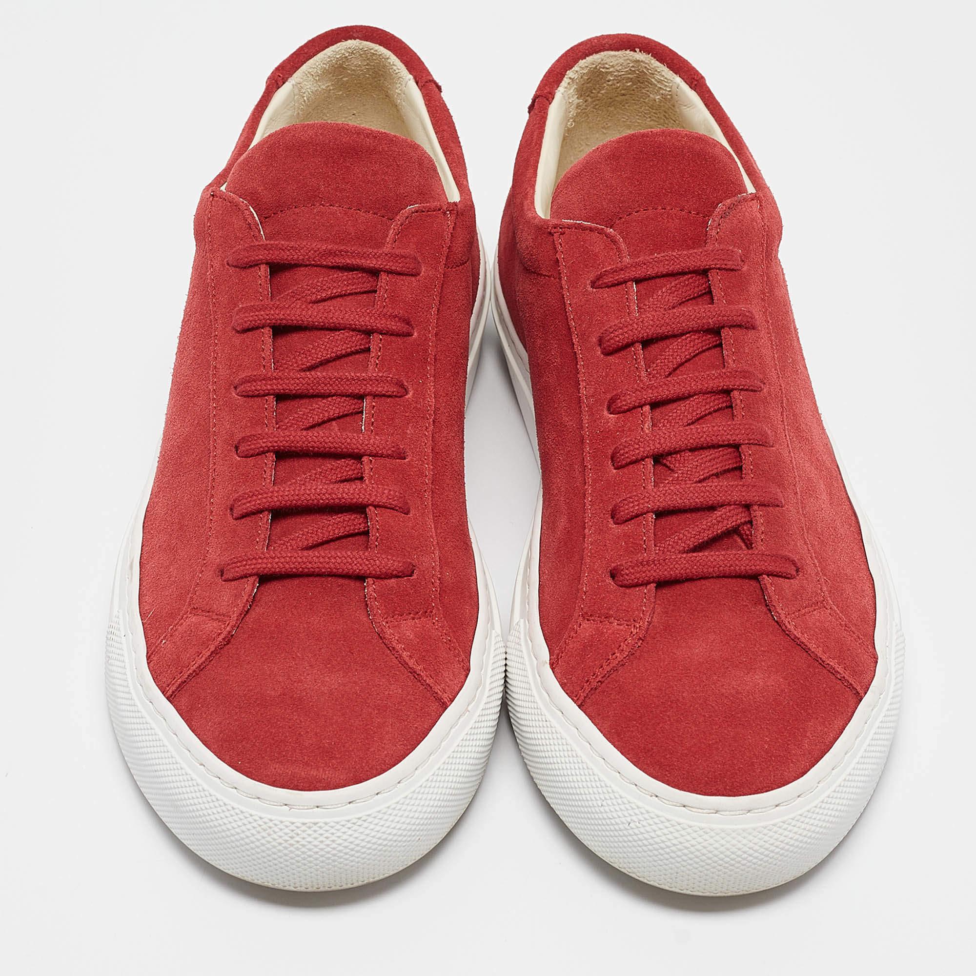 Rouge Common Projects Baskets basses Achilles en daim rouge taille 37 en vente