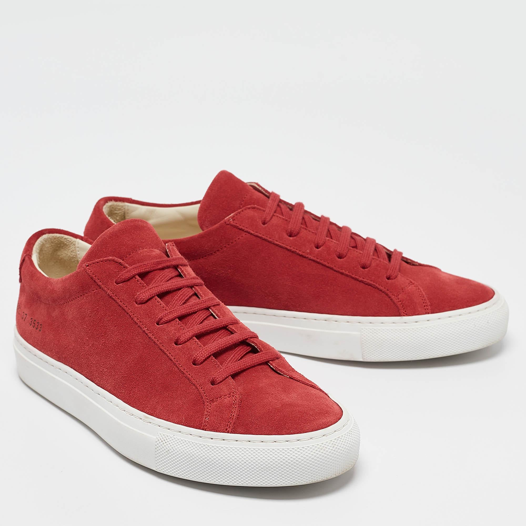 Common Projects Baskets basses Achilles en daim rouge taille 37 Bon état - En vente à Dubai, Al Qouz 2