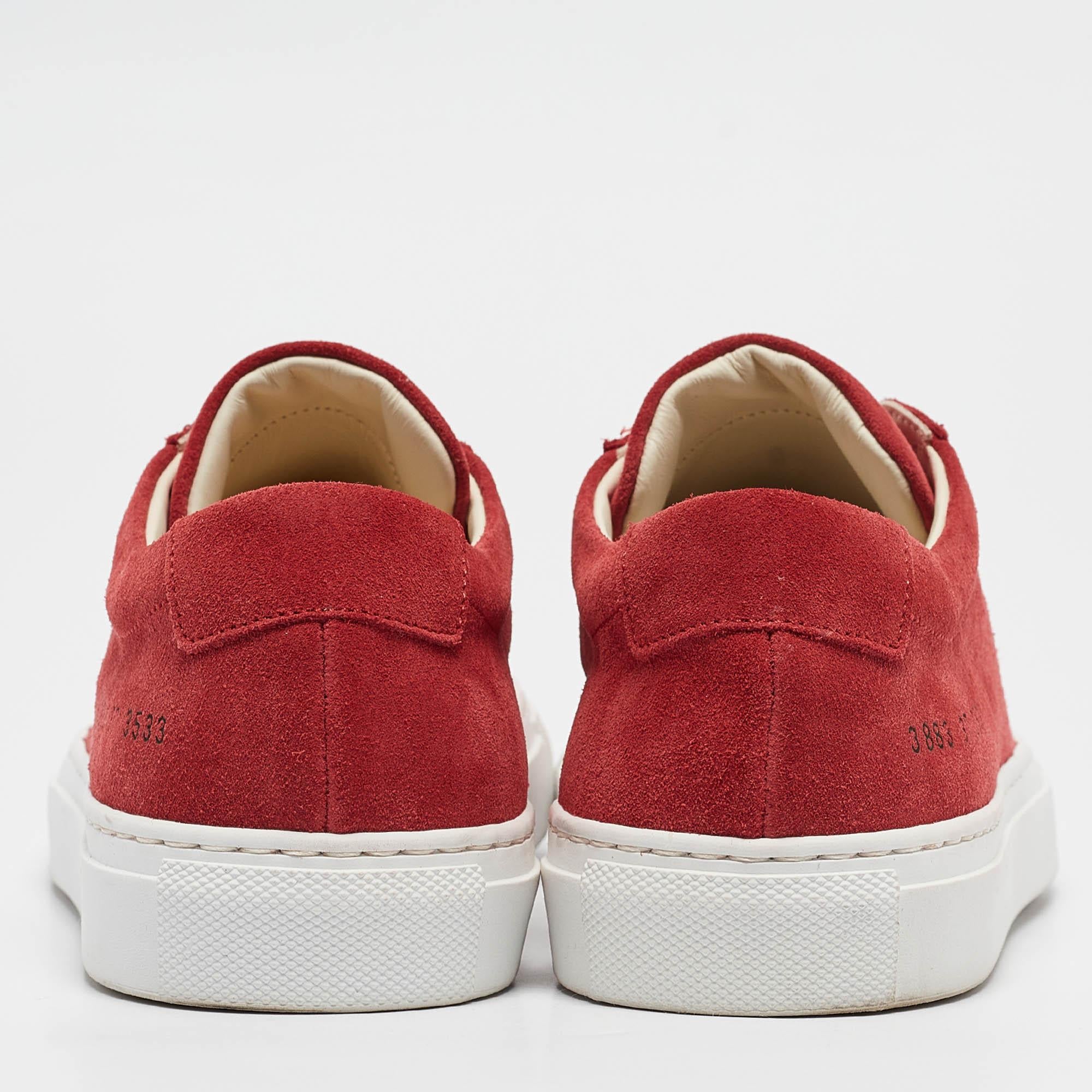 Common Projects Baskets basses Achilles en daim rouge taille 37 Pour femmes en vente