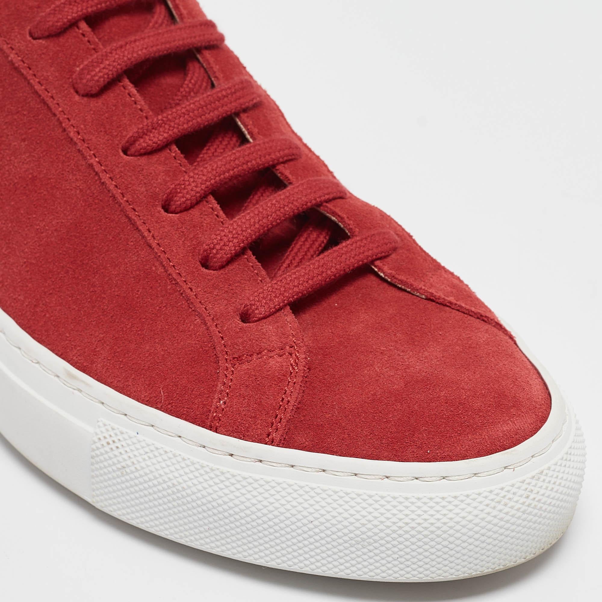 Common Projects Baskets basses Achilles en daim rouge taille 37 en vente 2