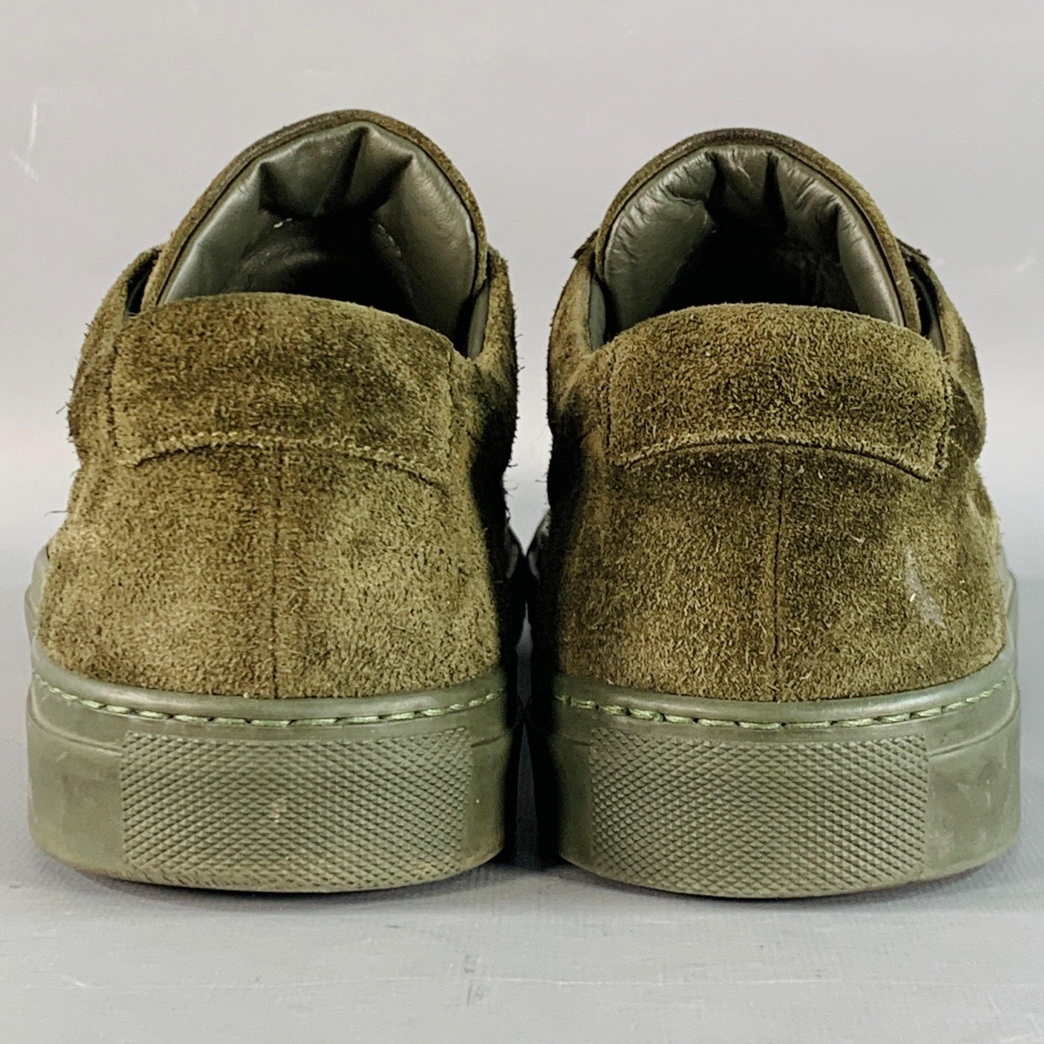 Sneakers Common Projects
in pelle scamosciata color verde oliva intenso, stile low top, suola in gomma e chiusura con lacci. Gli alberi delle scarpe non sono inclusi. Made in Italy.Buone condizioni di usato. Numeri stampati in tonalità oro per lo