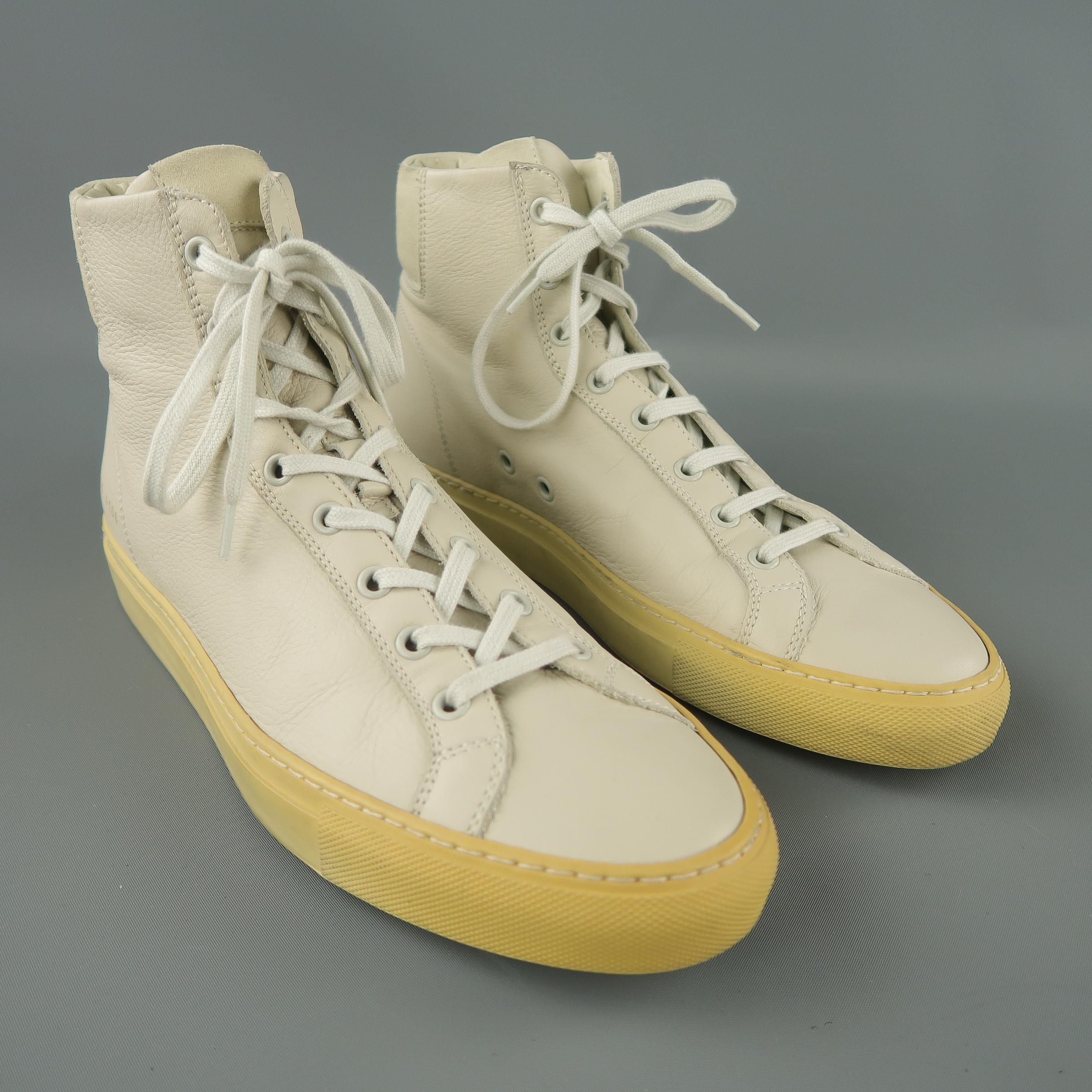 COMMON PROJECTS high top sneaker comes in a ivory leather featuring a rubber sole. Made in Italy.
 
Excellent Pre- Owned Condition.
Marked: 40
 
Measurements:
 
Width: 4 in.
Length: 11.4 in