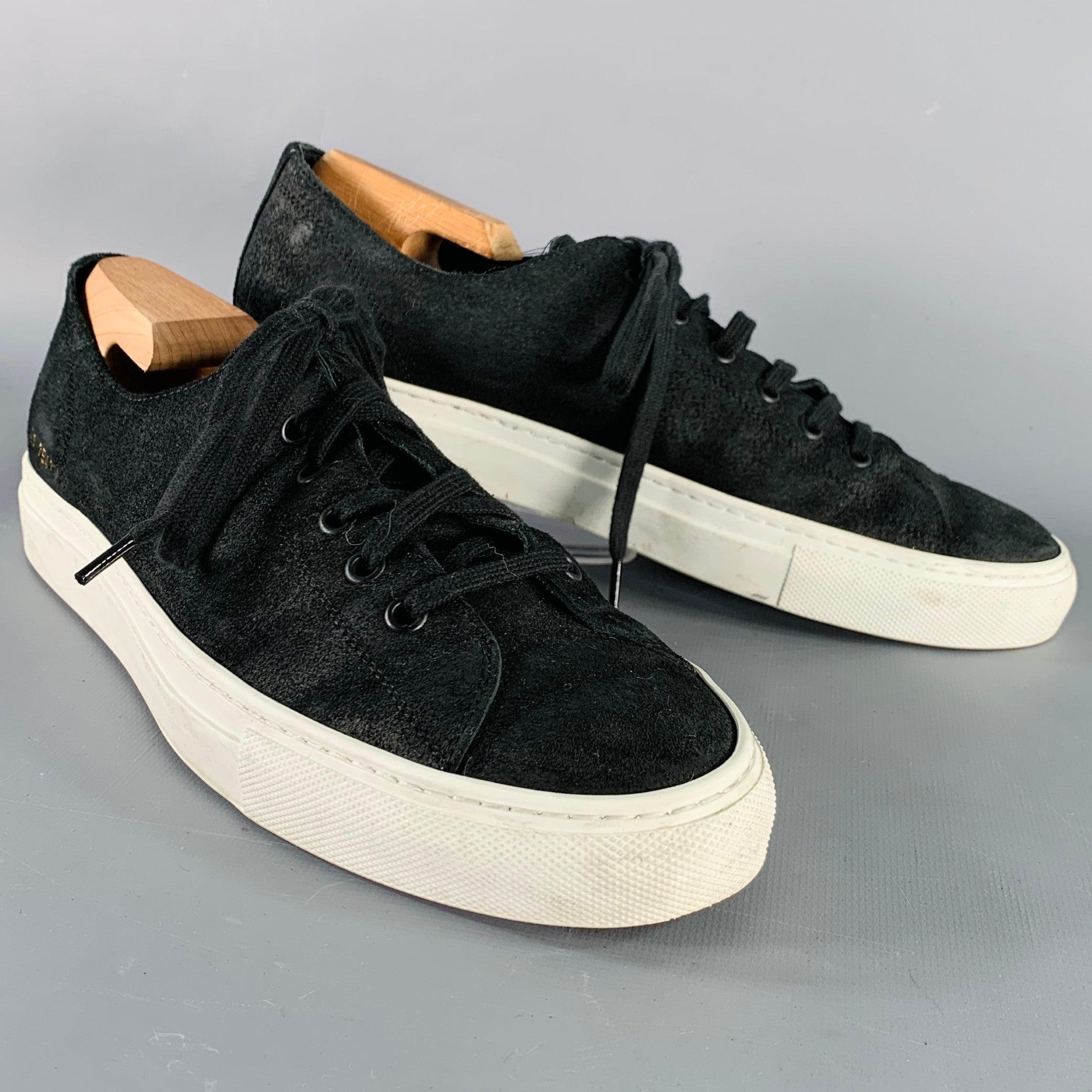 Sneakers Common Projects
in pelle scamosciata nera, stile low top, suola in gomma e chiusura con lacci. Viene fornito con sacchetto antipolvere. Gli alberi delle scarpe non sono inclusi. Made in Italy.Ottime condizioni di usato.
Moderata usura della