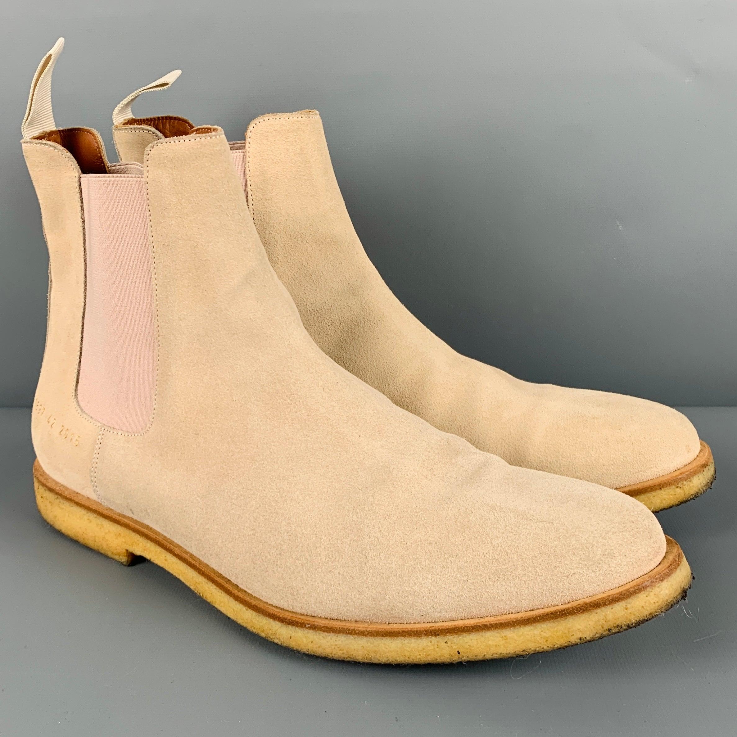 COMMON PROJECTS
boots in a beige suede fabric featuring a Chelsea style with elastic panels, rubber sole, and pull on closure. Made in Italy.Excellent Pre-Owned Condition. 

Marked:   1897 42 2015 

Measurements: 
  Length: 11.75 inches Width: 4.25