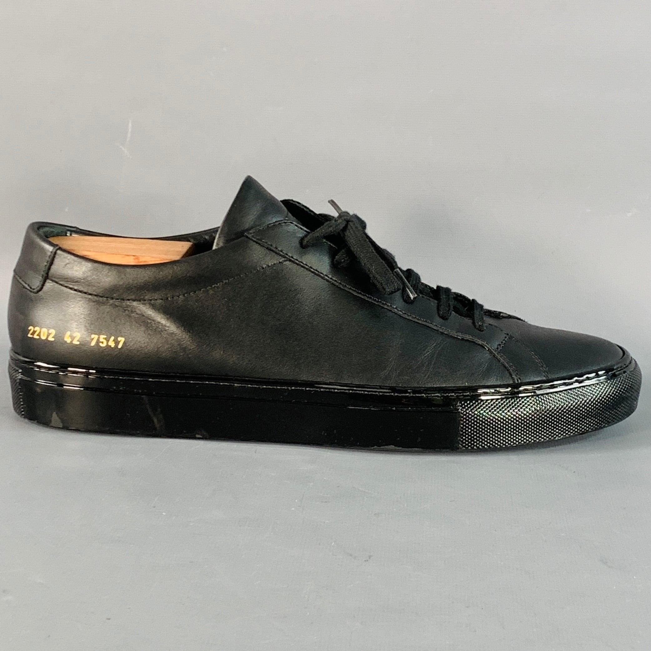 GEMEINSAME PROJEKTE Turnschuhe
aus schwarzem Leder, mit niedrigem Schaft, glänzender, beschichteter Gummisohle und Schnürverschluss. Schuhspanner nicht enthalten. Made in Italy Ausgezeichneter Pre-Owned Zustand.  

Markiert:   2202 42