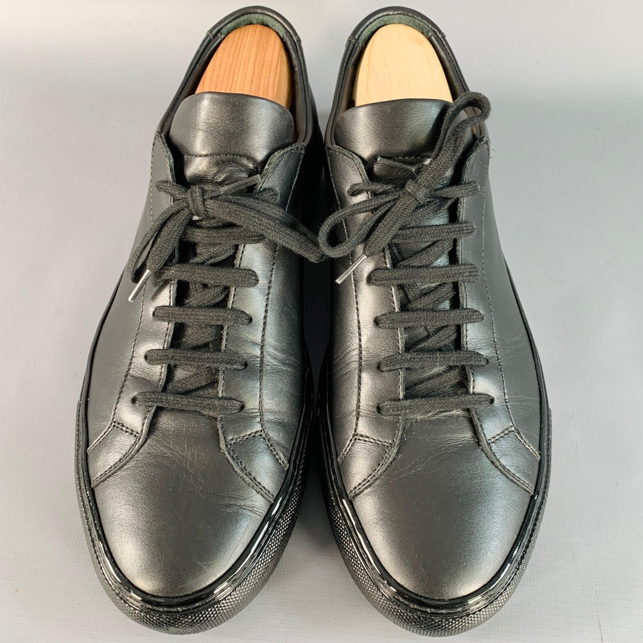 COMMON PROJECTS Größe 9 Schwarz Leder Low Top Glänzende Sohle Turnschuhe Herren im Angebot