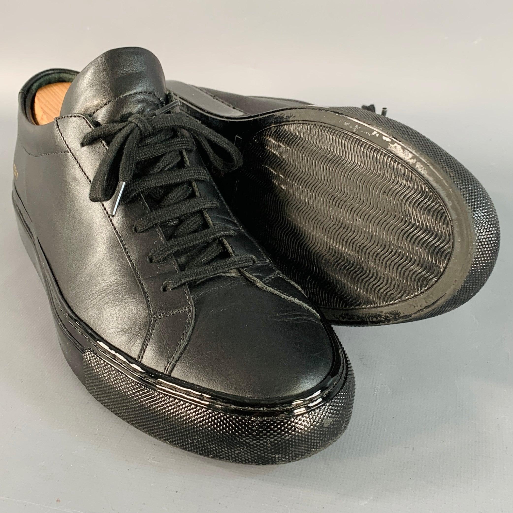 COMMON PROJECTS Größe 9 Schwarz Leder Low Top Glänzende Sohle Turnschuhe im Angebot 1