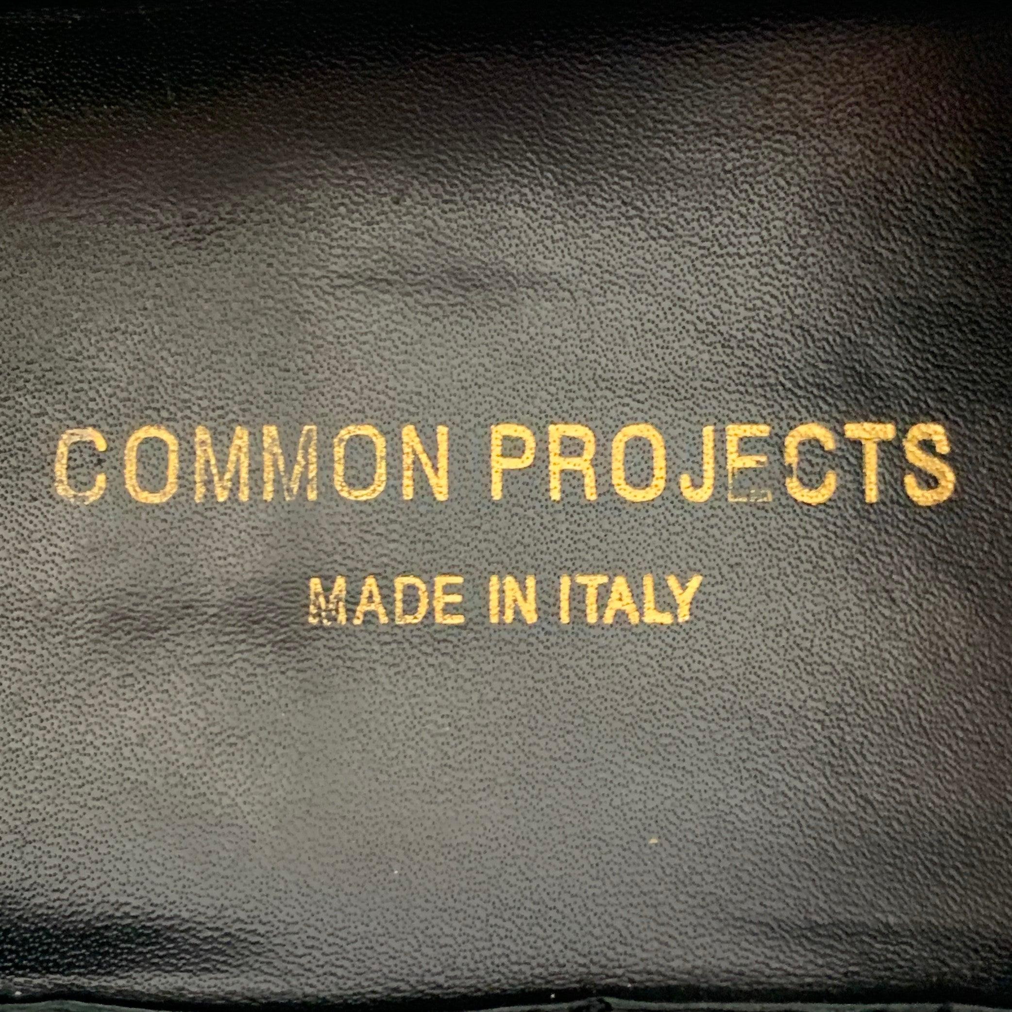COMMON PROJECTS Größe 9 Schwarz Leder Low Top Glänzende Sohle Turnschuhe im Angebot 3