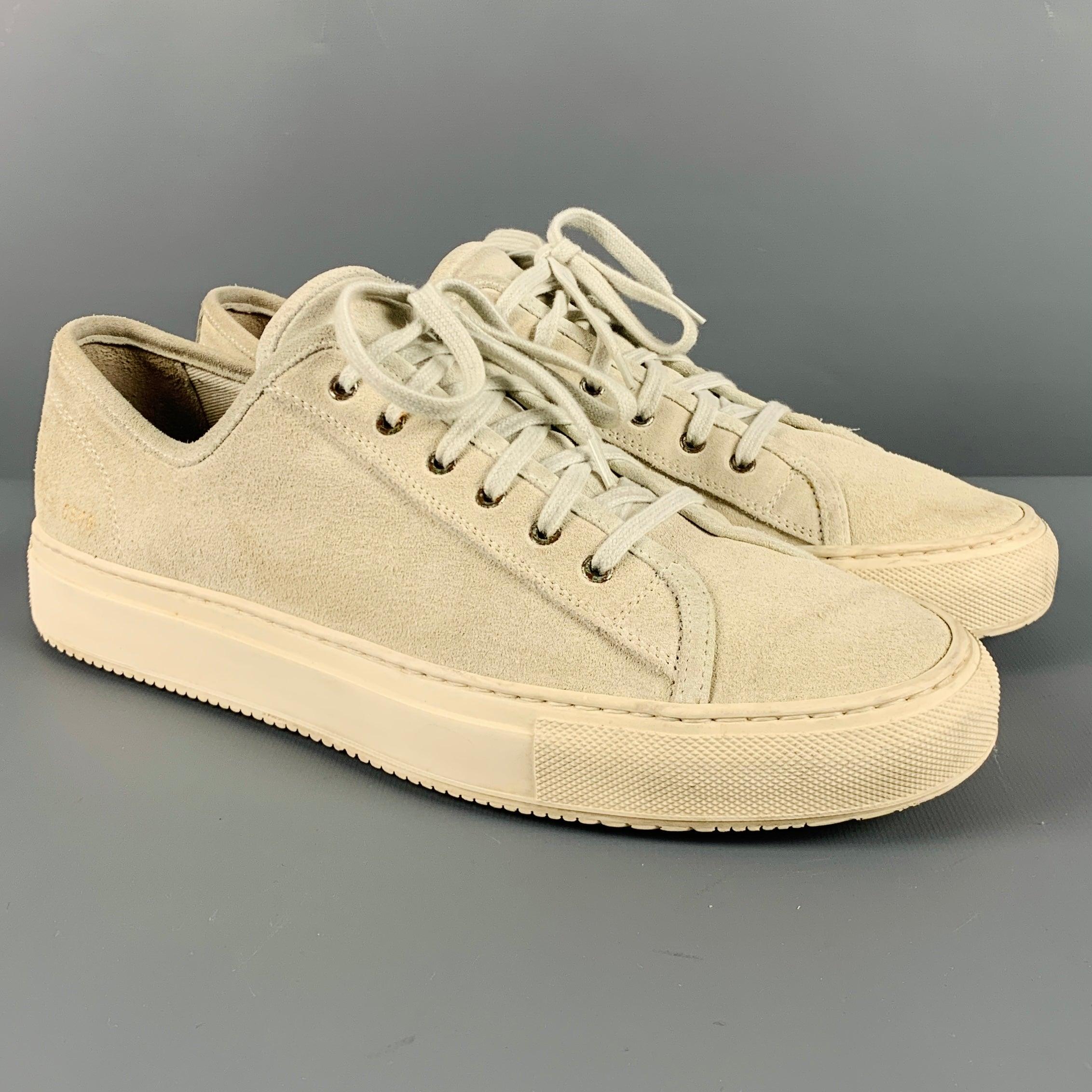 COMMON PROJECTS sneakers
in a natural colored suede fabric featuring a low top style and lace-up closure. Made in Italy.Good Pre-Owned Condition. Moderate signs of wear. 

Marked:   US 10Outsole: 11.5 x 4 inches 
  
  
 
Reference No.: