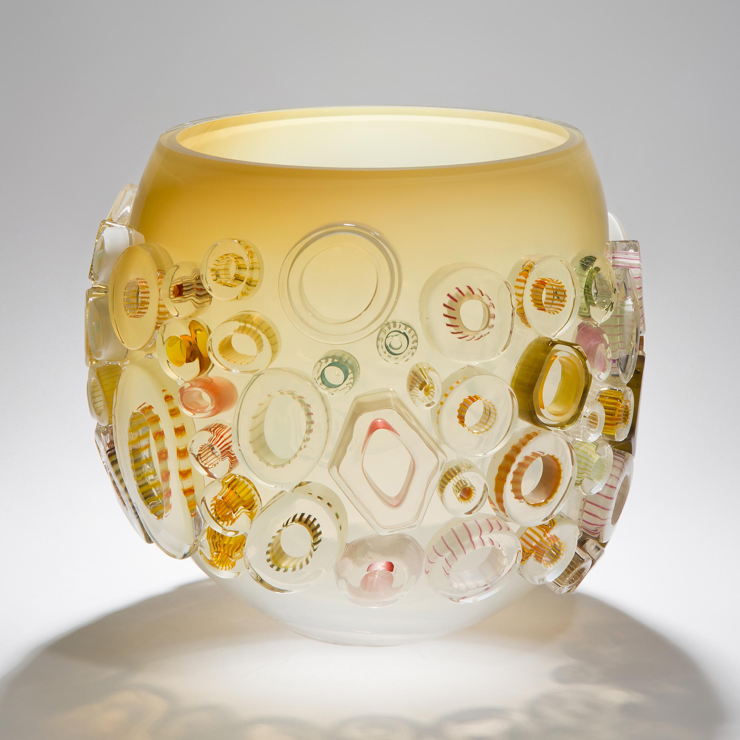 Common Ray Honey Caramel est un vase et une œuvre d'art unique soufflé à la bouche et fabriqué à la main, un bol et un centre de table par l'artiste allemande Sabine Lintzen. La forme intérieure initiale est soufflée librement et ornée de divers