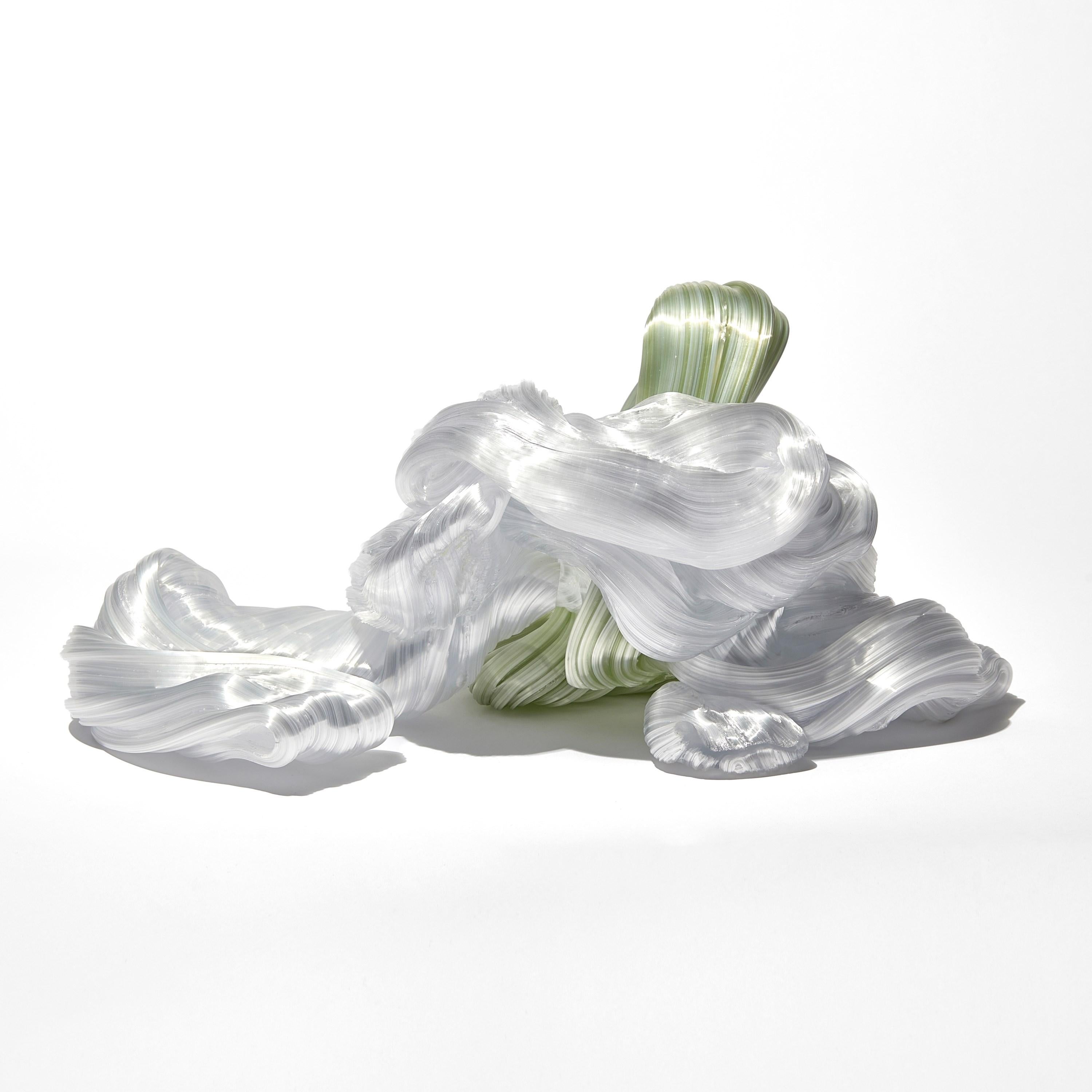 Suédois Community, œuvre d'art abstraite en verre blanc et vert chamois doux de Maria Bang Espersen