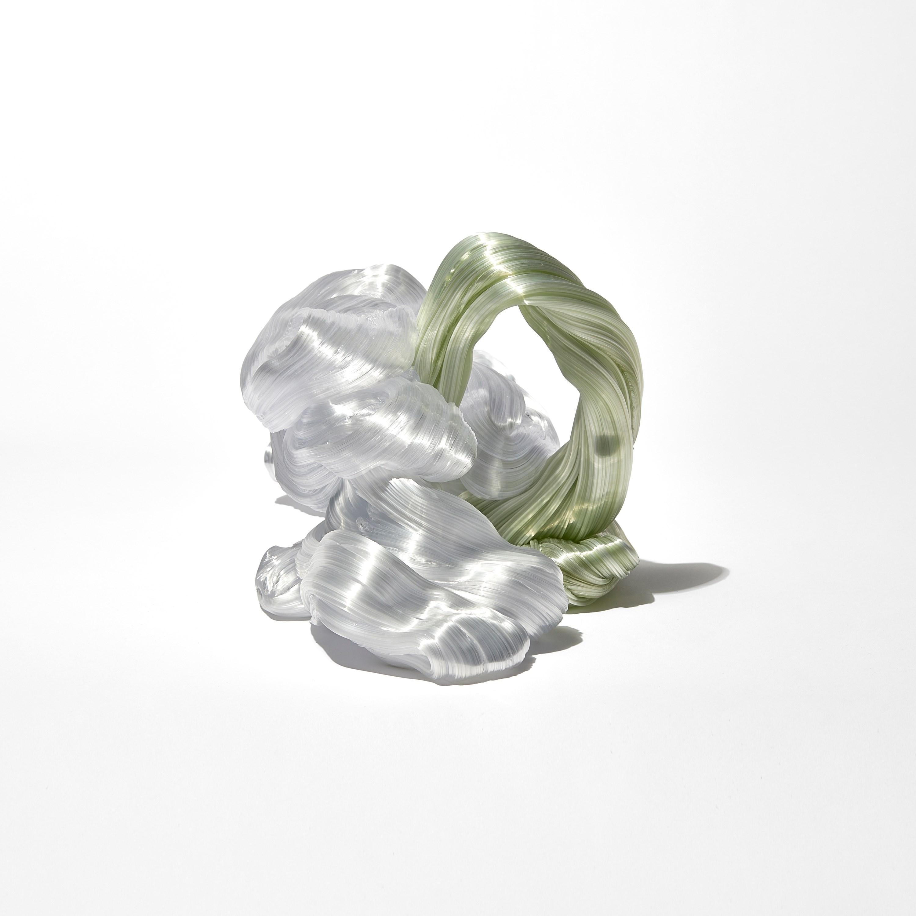 Fait main Community, œuvre d'art abstraite en verre blanc et vert chamois doux de Maria Bang Espersen