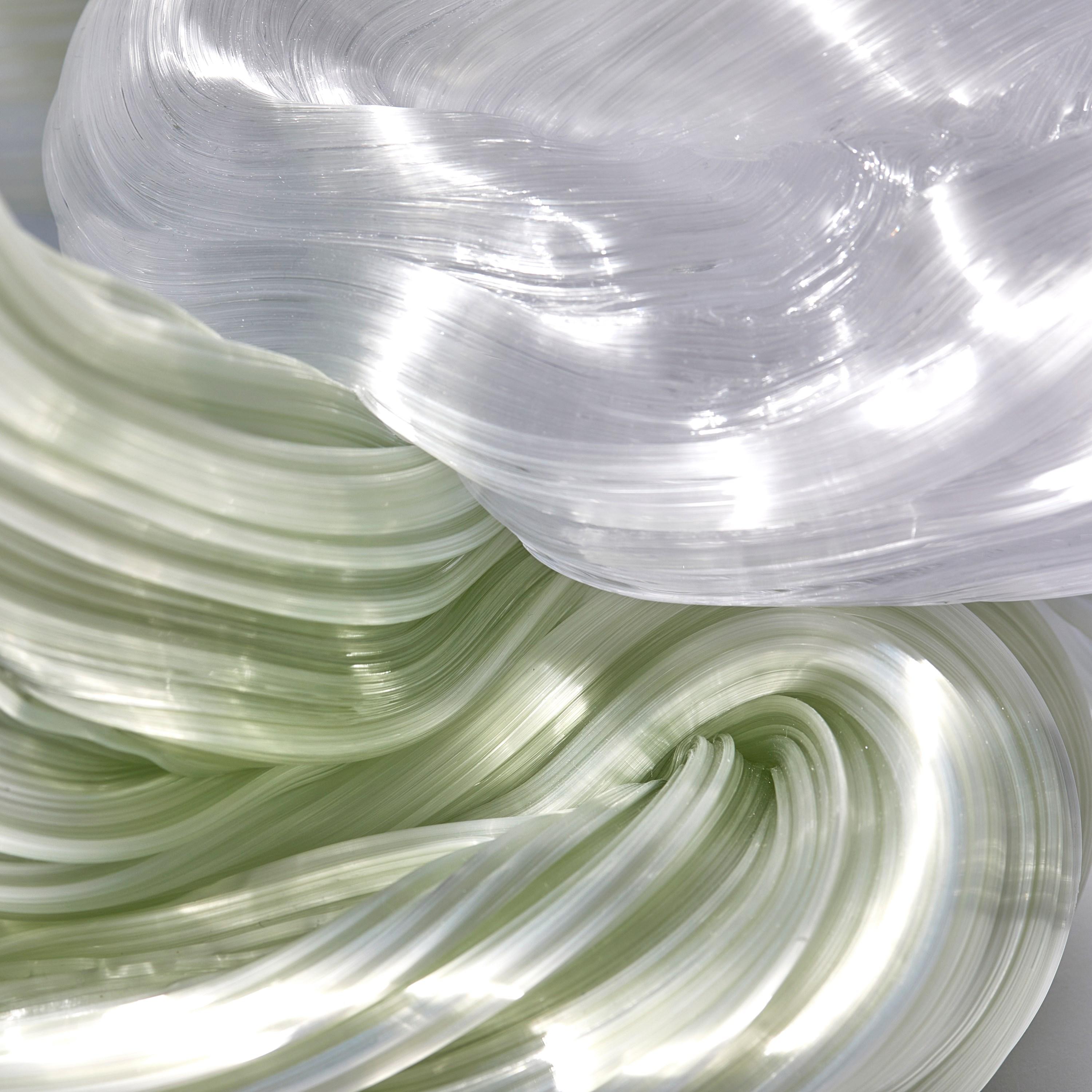 Community, œuvre d'art abstraite en verre blanc et vert chamois doux de Maria Bang Espersen Neuf à London, GB