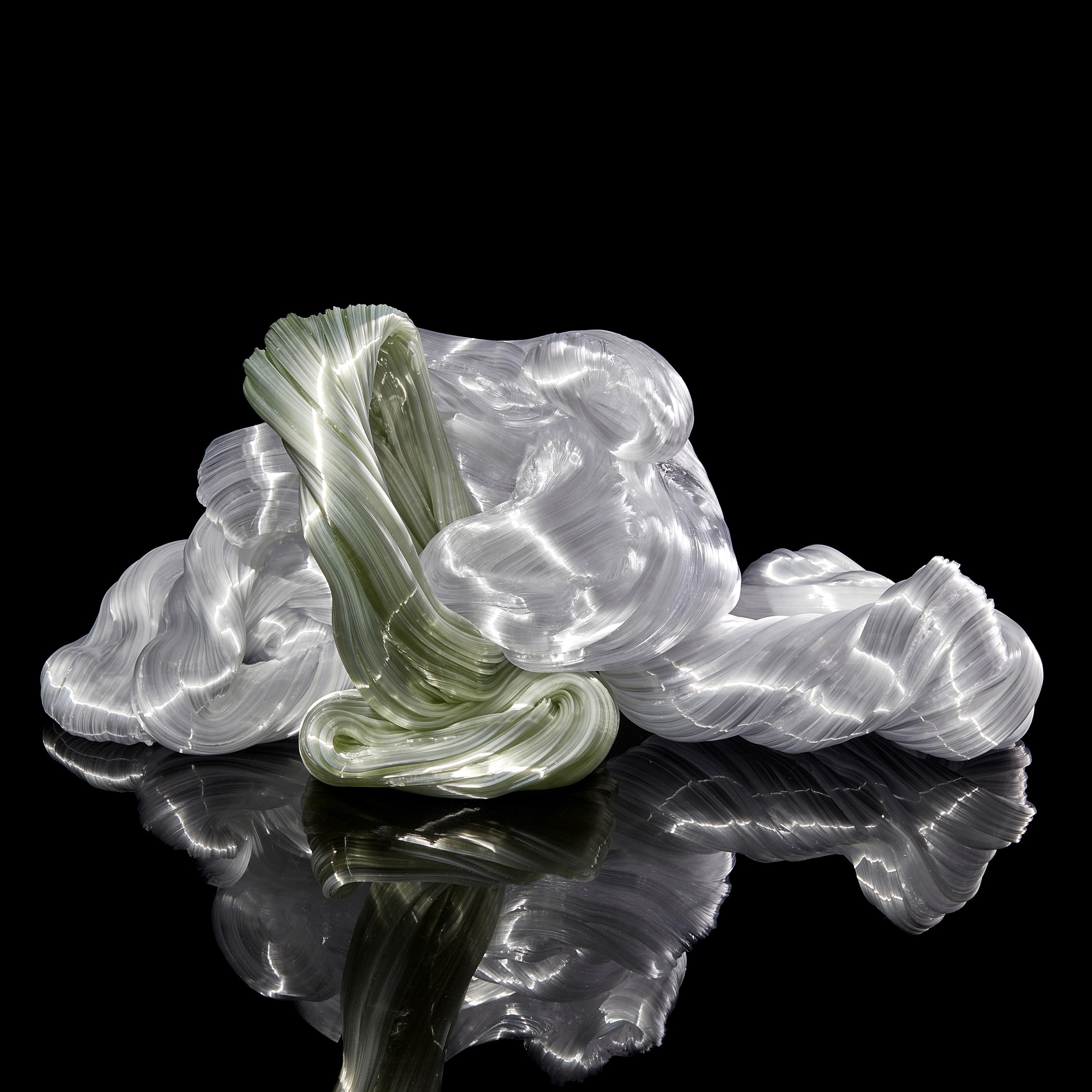 Verre Community, œuvre d'art abstraite en verre blanc et vert chamois doux de Maria Bang Espersen